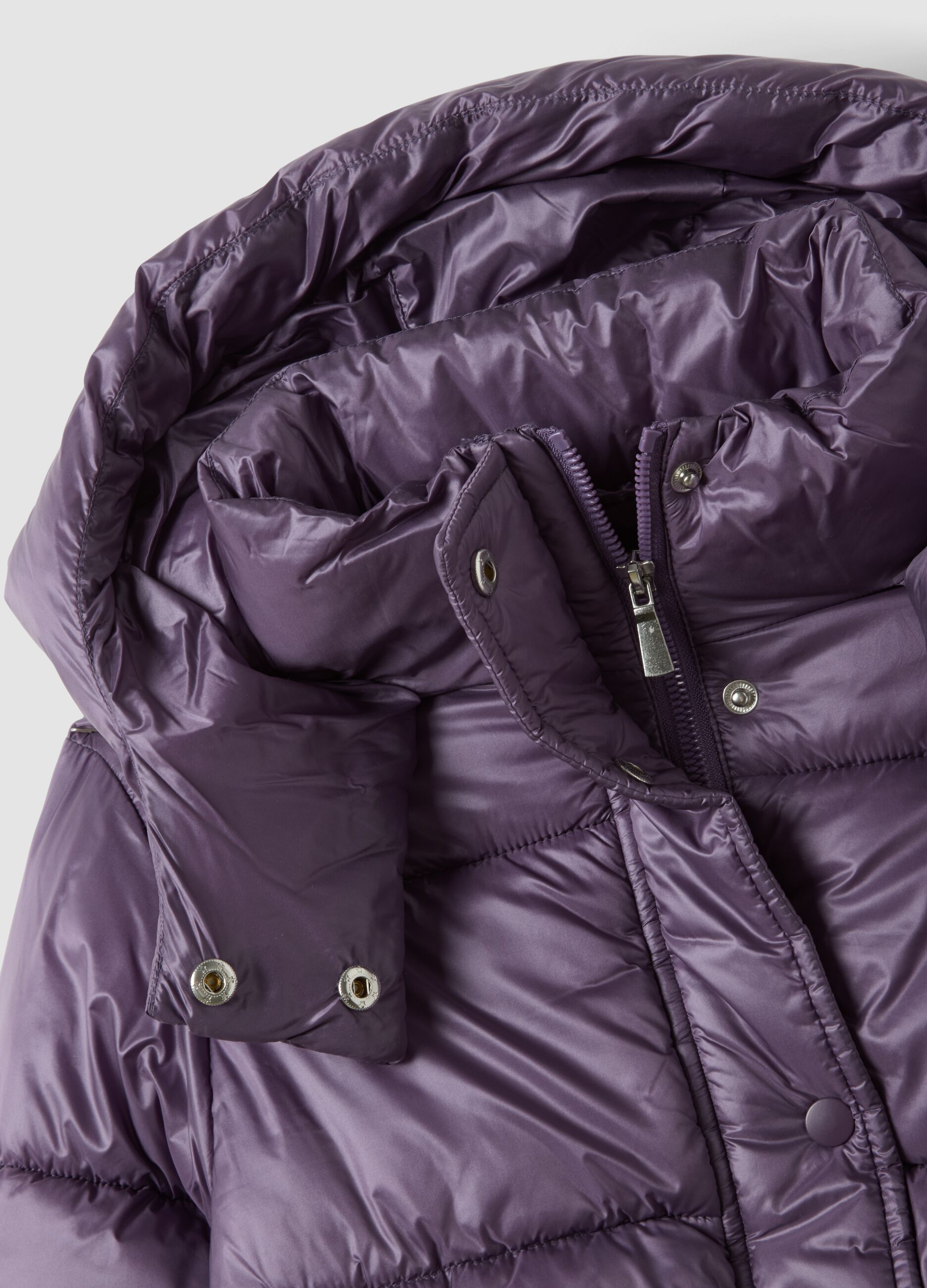 Piumino viola con cappuccio e chiusura zip