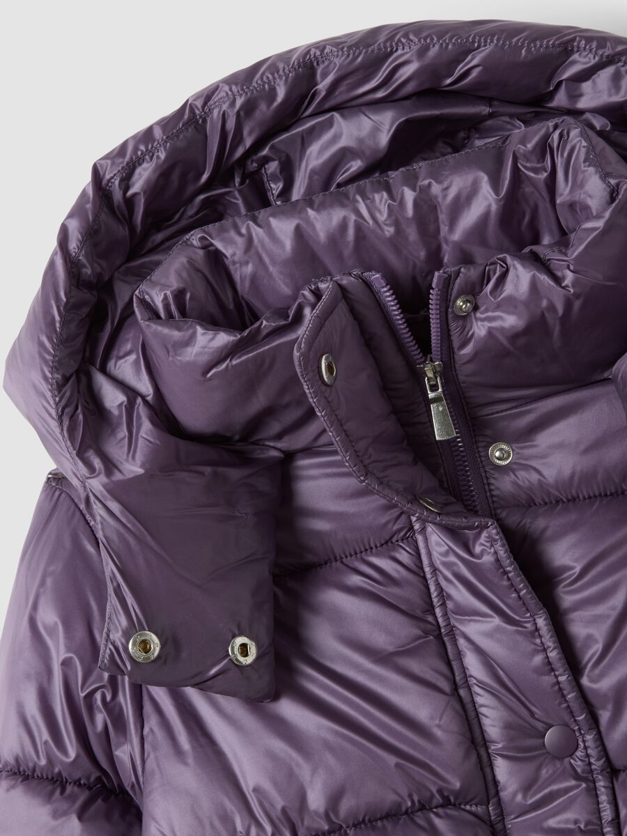 Piumino viola con cappuccio e chiusura zip_1