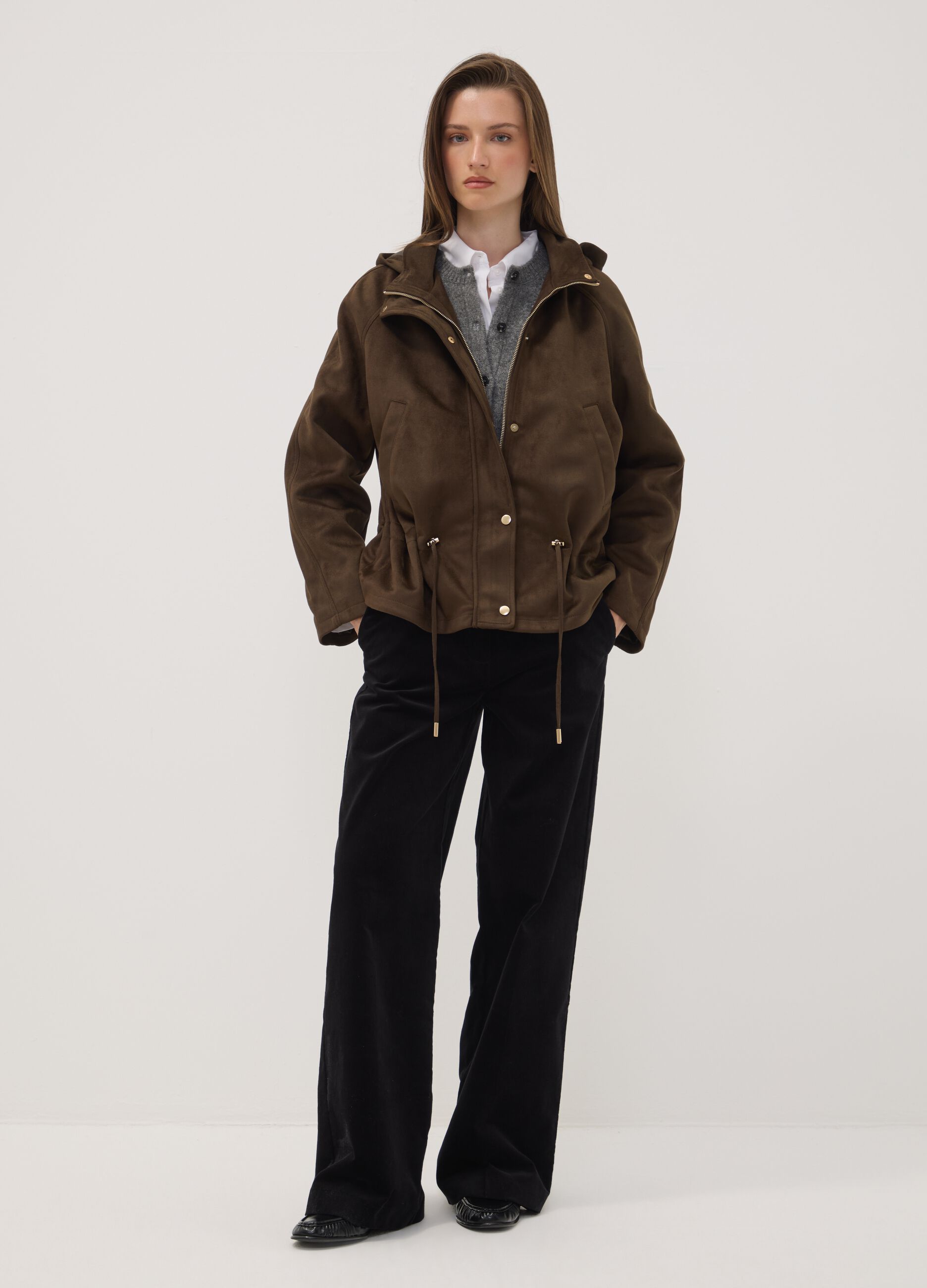 Parka marrone con cappuccio e chiusura zip e bottoni