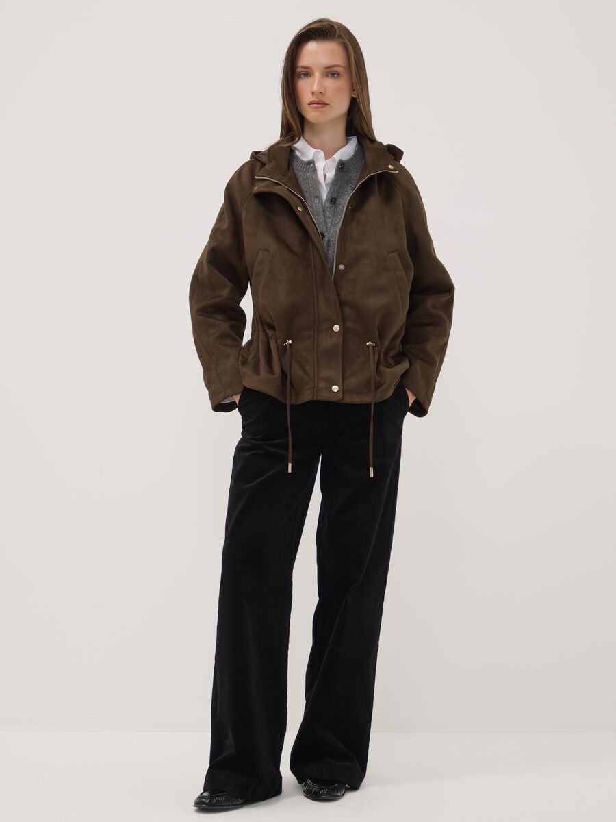 Parka marrone con cappuccio e chiusura zip e bottoni_2