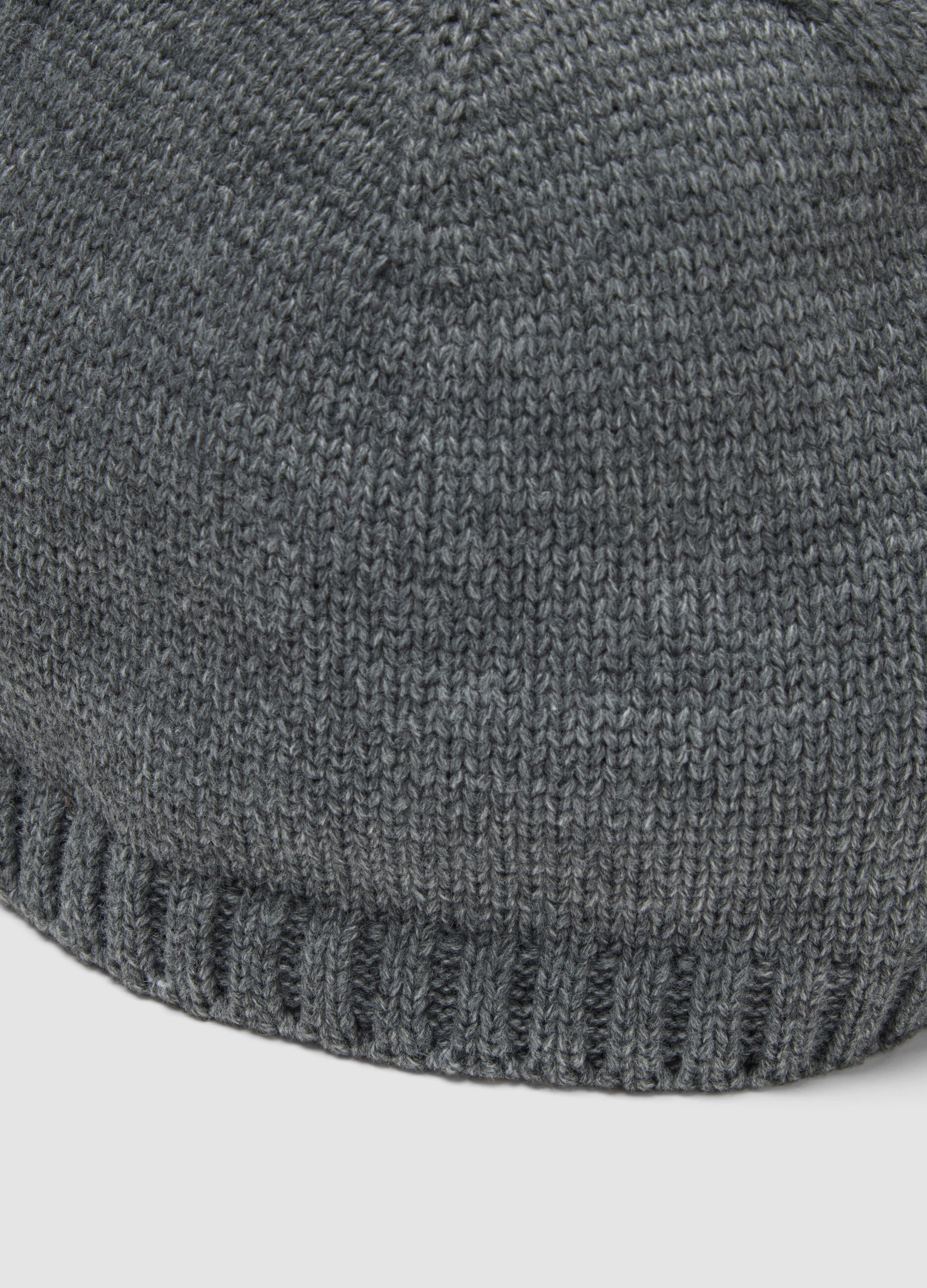 Cappello grigio a costine