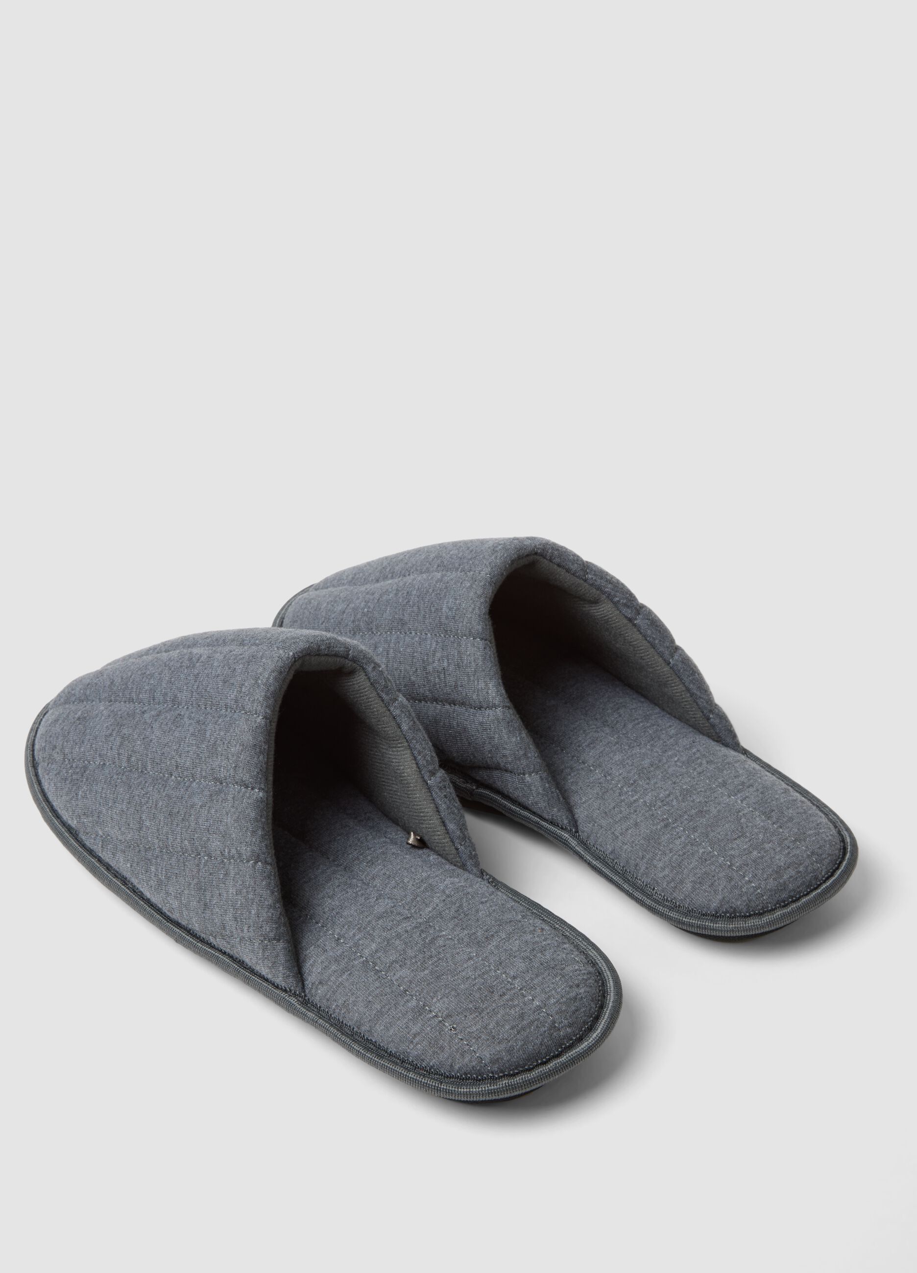 Pantofole grigie imbottite da casa