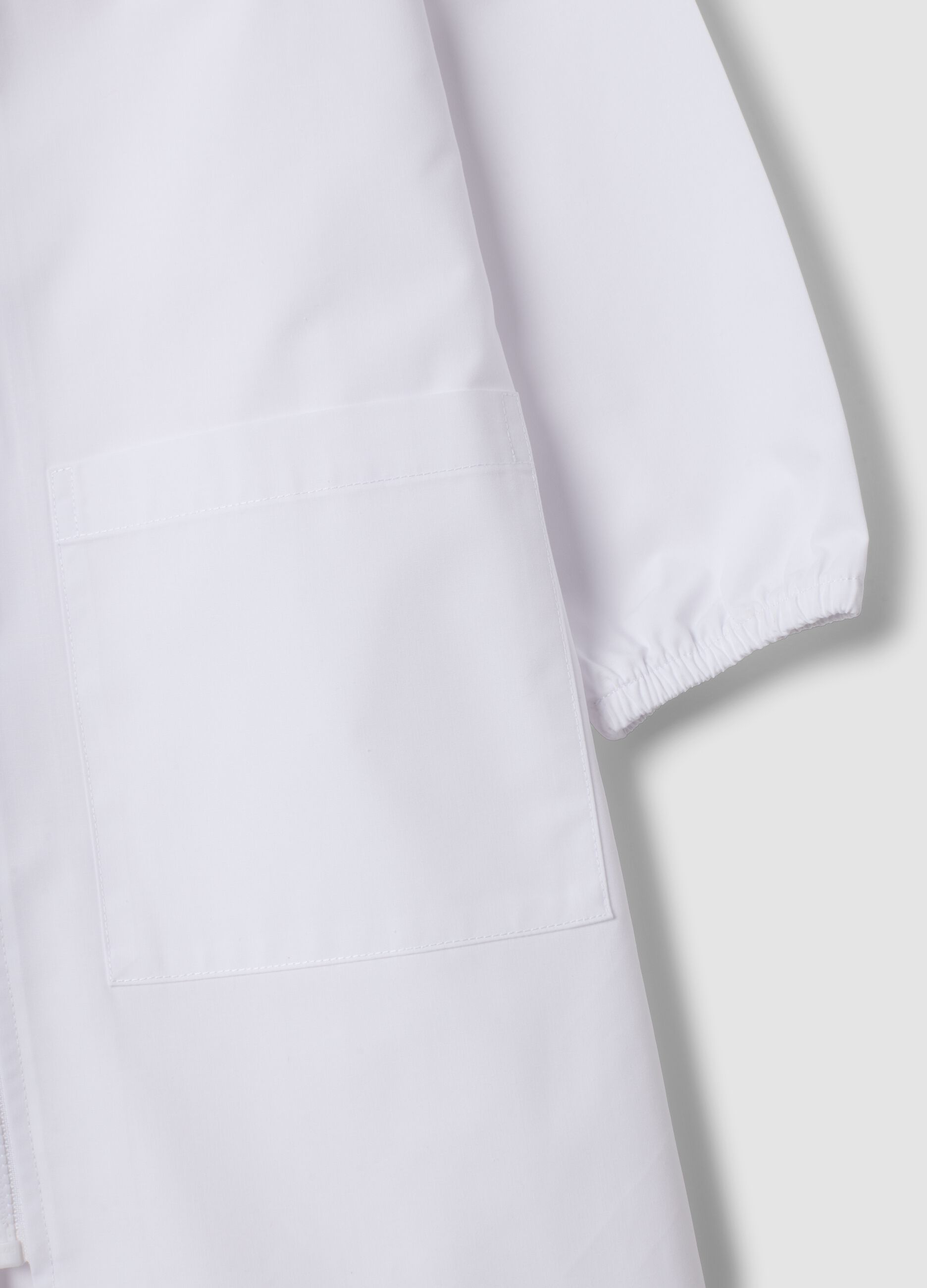 مريلة حضانة بيضاء للأولاد بسحّاب وتطريز مارفل سبايدرمان