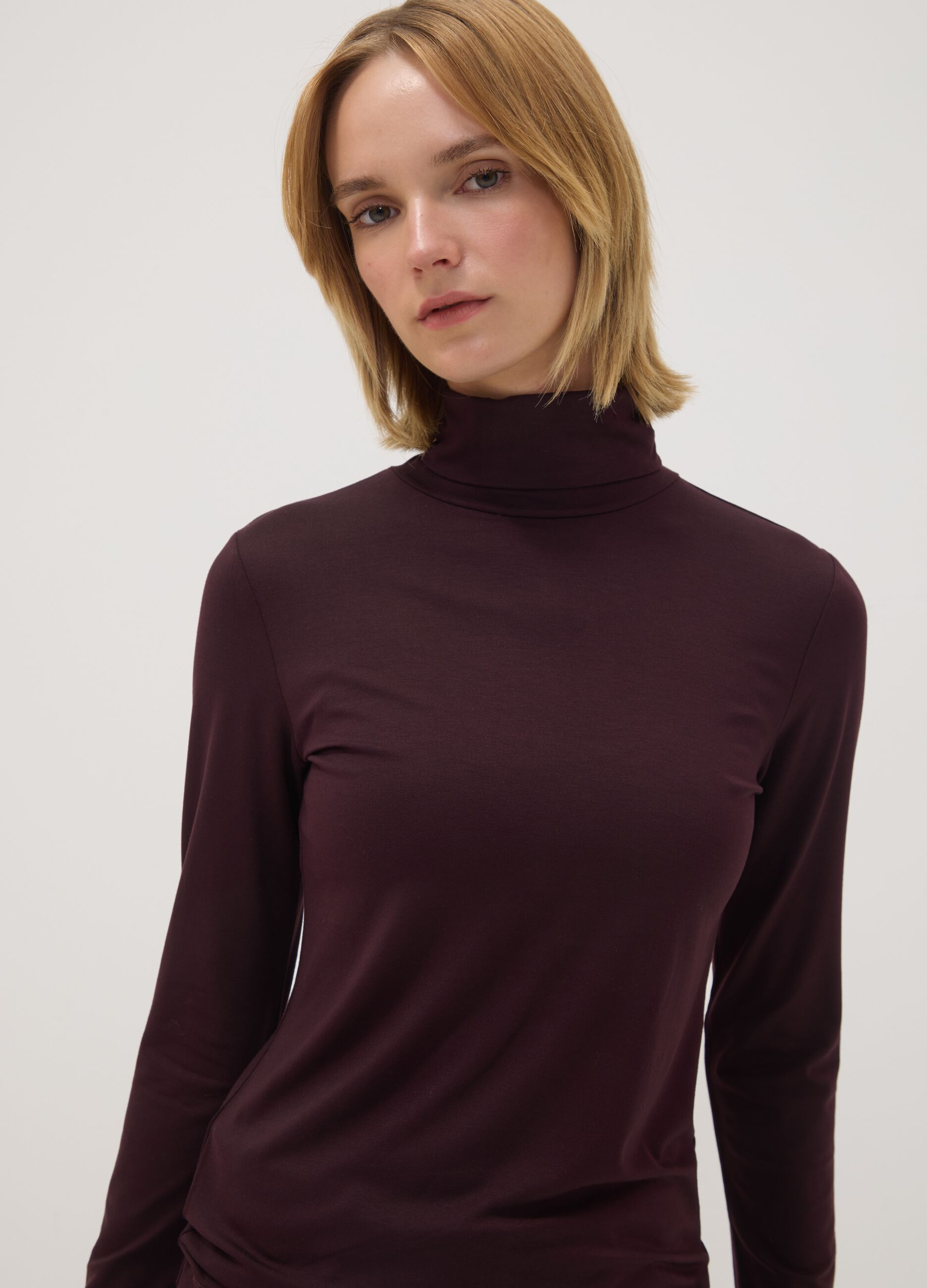 Purple stretch viscose top with raised collar, regular fit