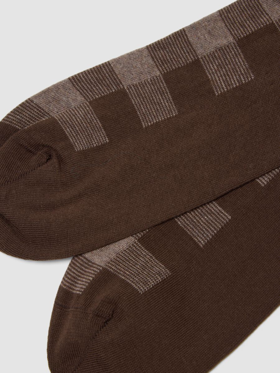 Brown short socks in stretch cotton with check pattern_2