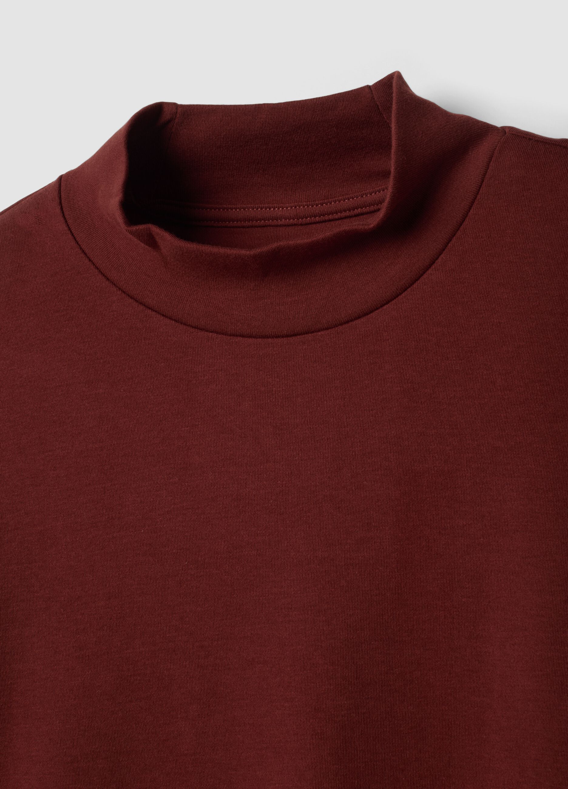 T-shirt marrone in puro cotone con collo rialzato strutturato