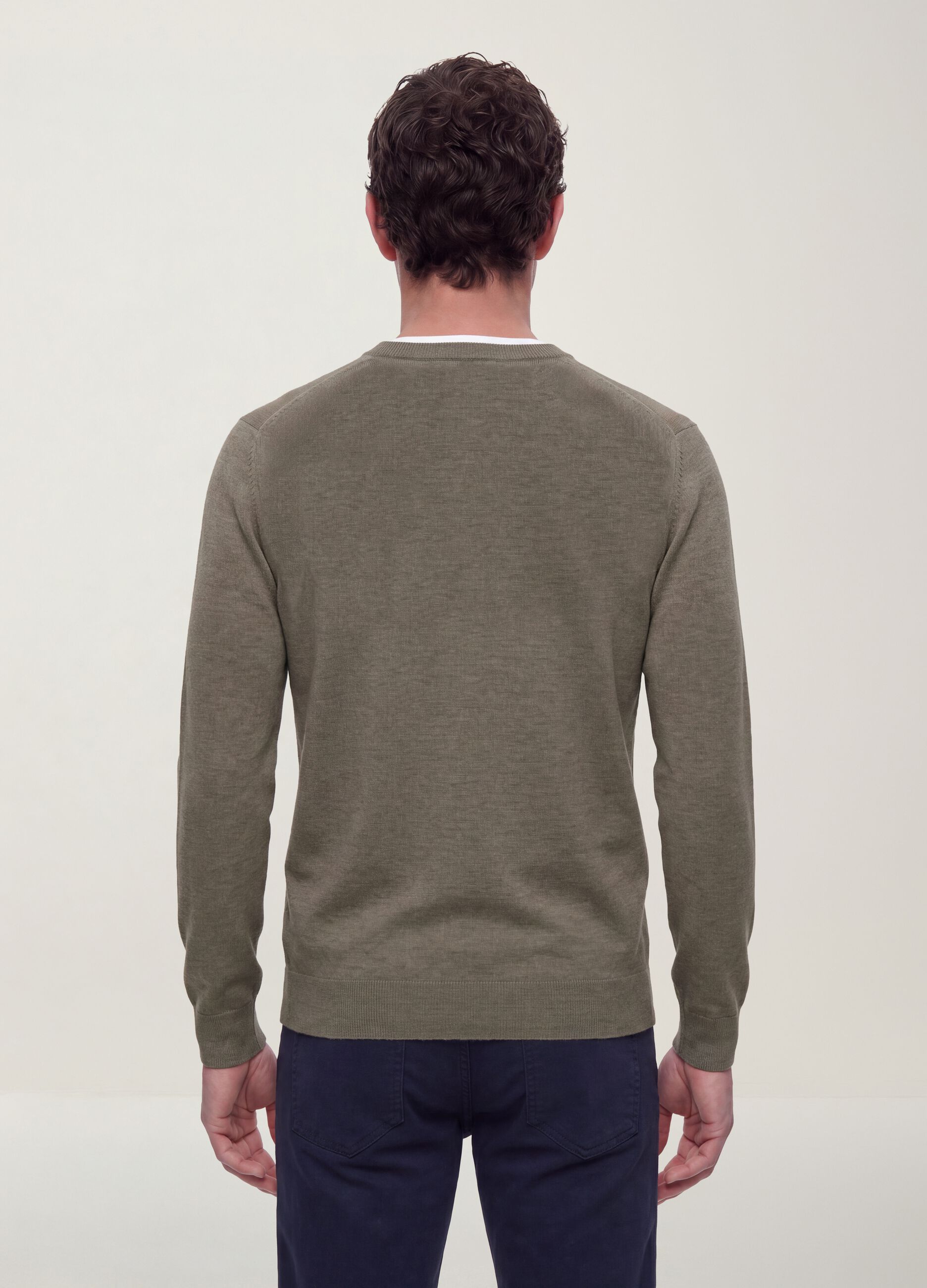 كنزة رمادية بمزيج فيسكوز بياقة V وقصّة عادية