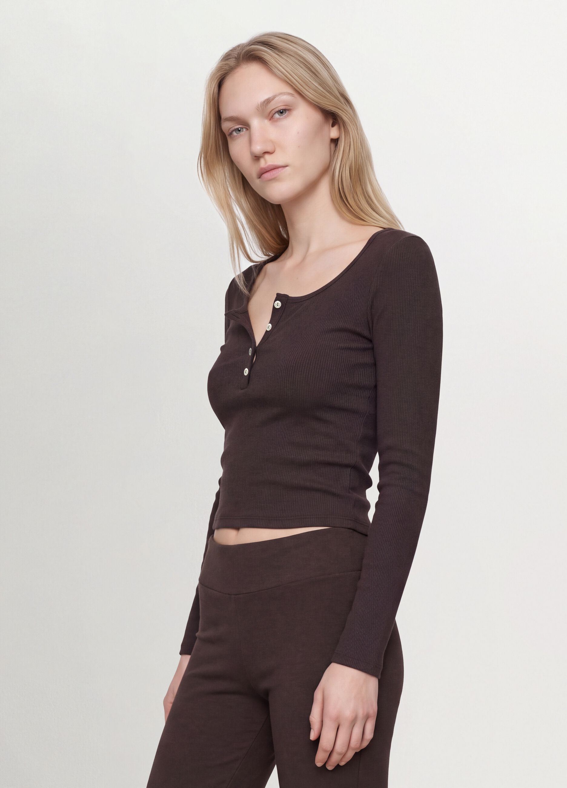T-shirt marrone in viscosa elasticizzata con girocollo
