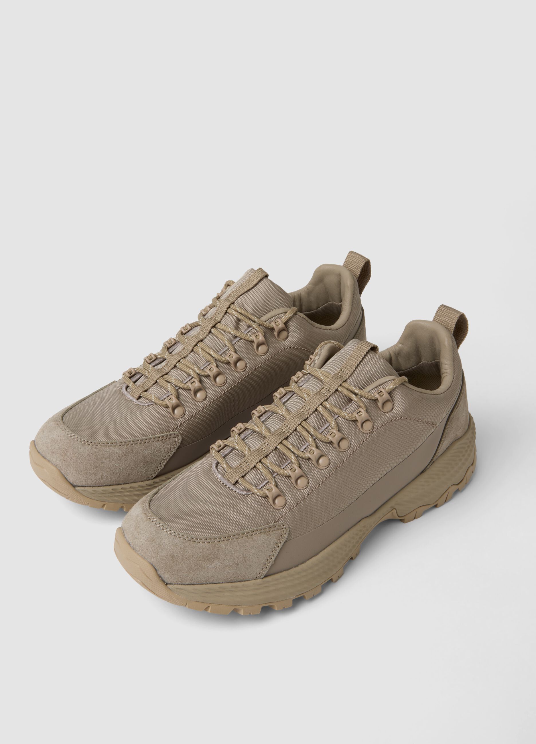 Sneakers beige basse con suola carrarmato