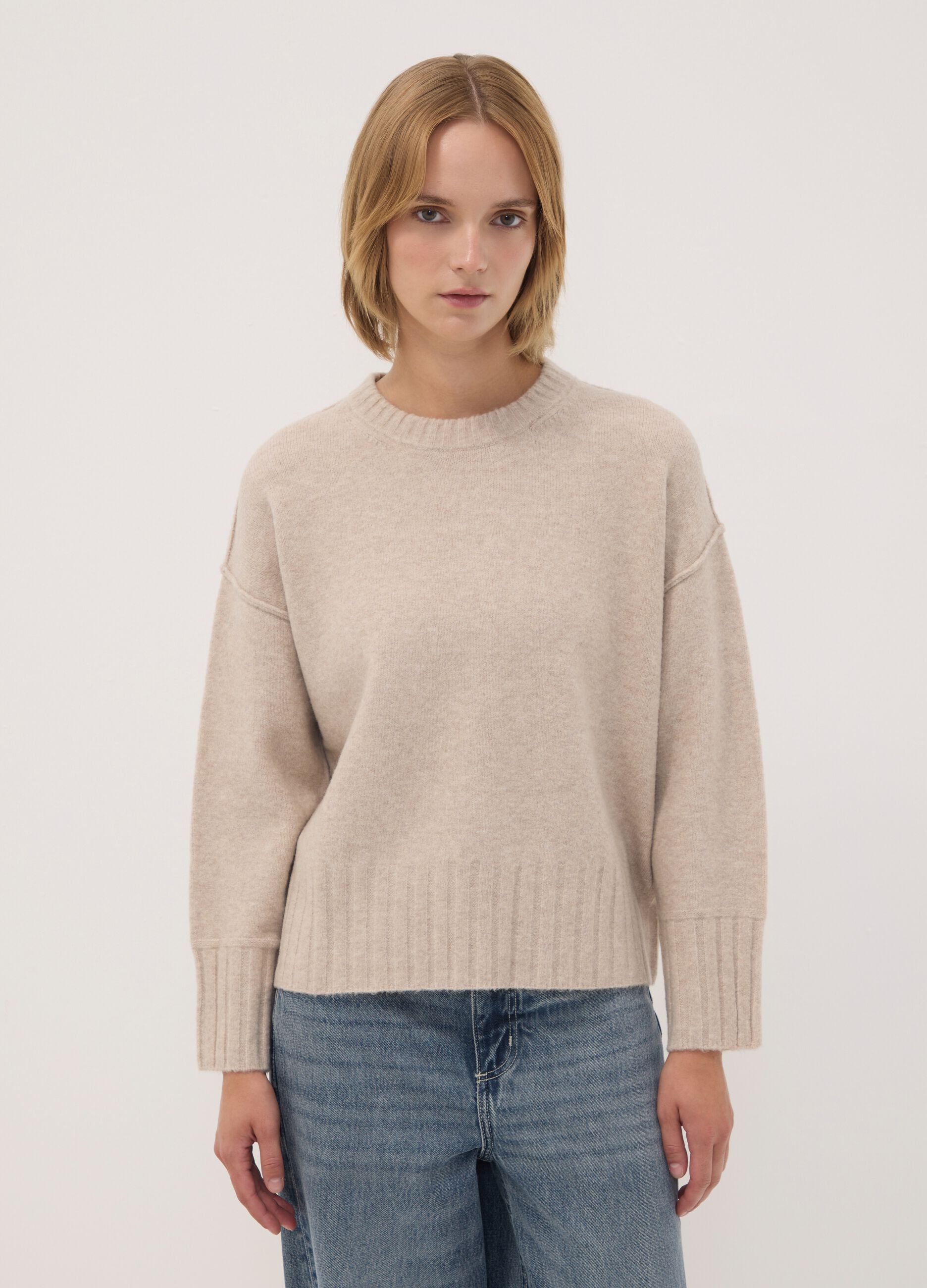 Maglione beige in tessuto elasticizzato girocollo