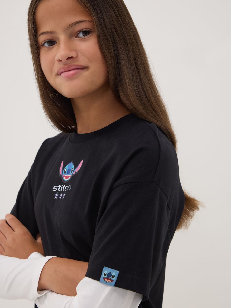 T-shirt nera in puro cotone con collo a costine e stampa Stitch_1