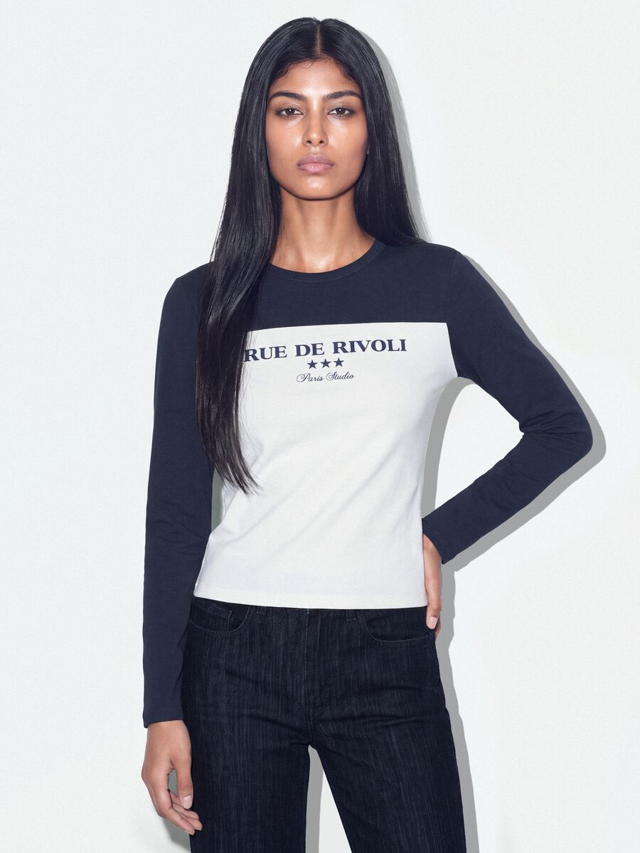 T-shirt bianca e blu in cotone elasticizzato con stampa frontale_0