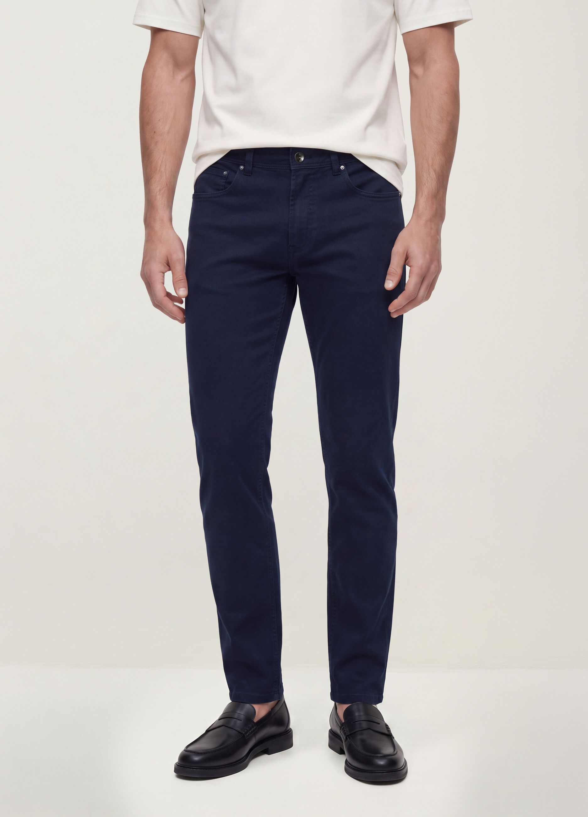 بنطال أخضر بقصّة Slim Fit من قطن دوبّي مطاطي