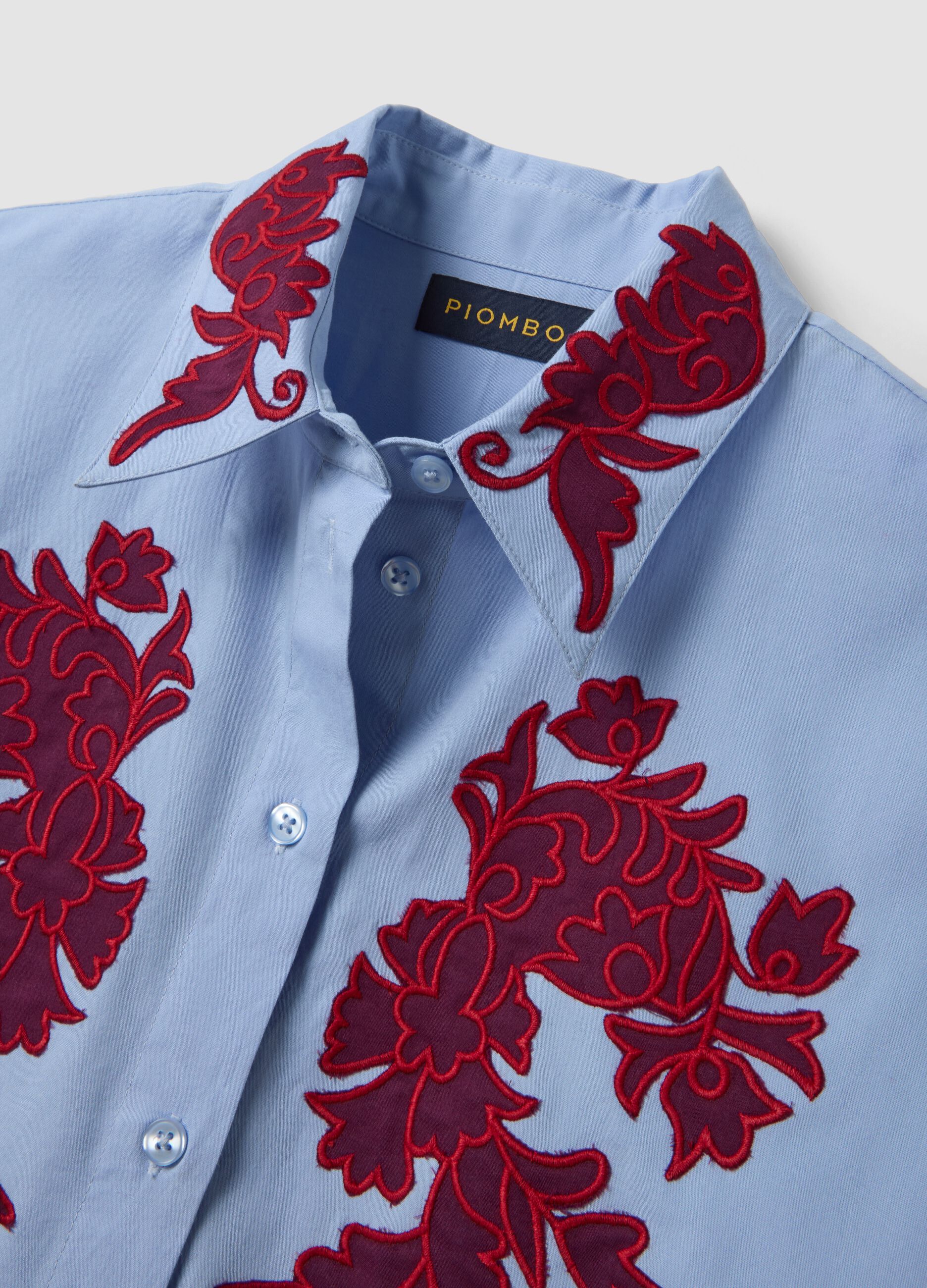 Camicia azzurra in popeline di puro cotone con ricami floreali regular fit