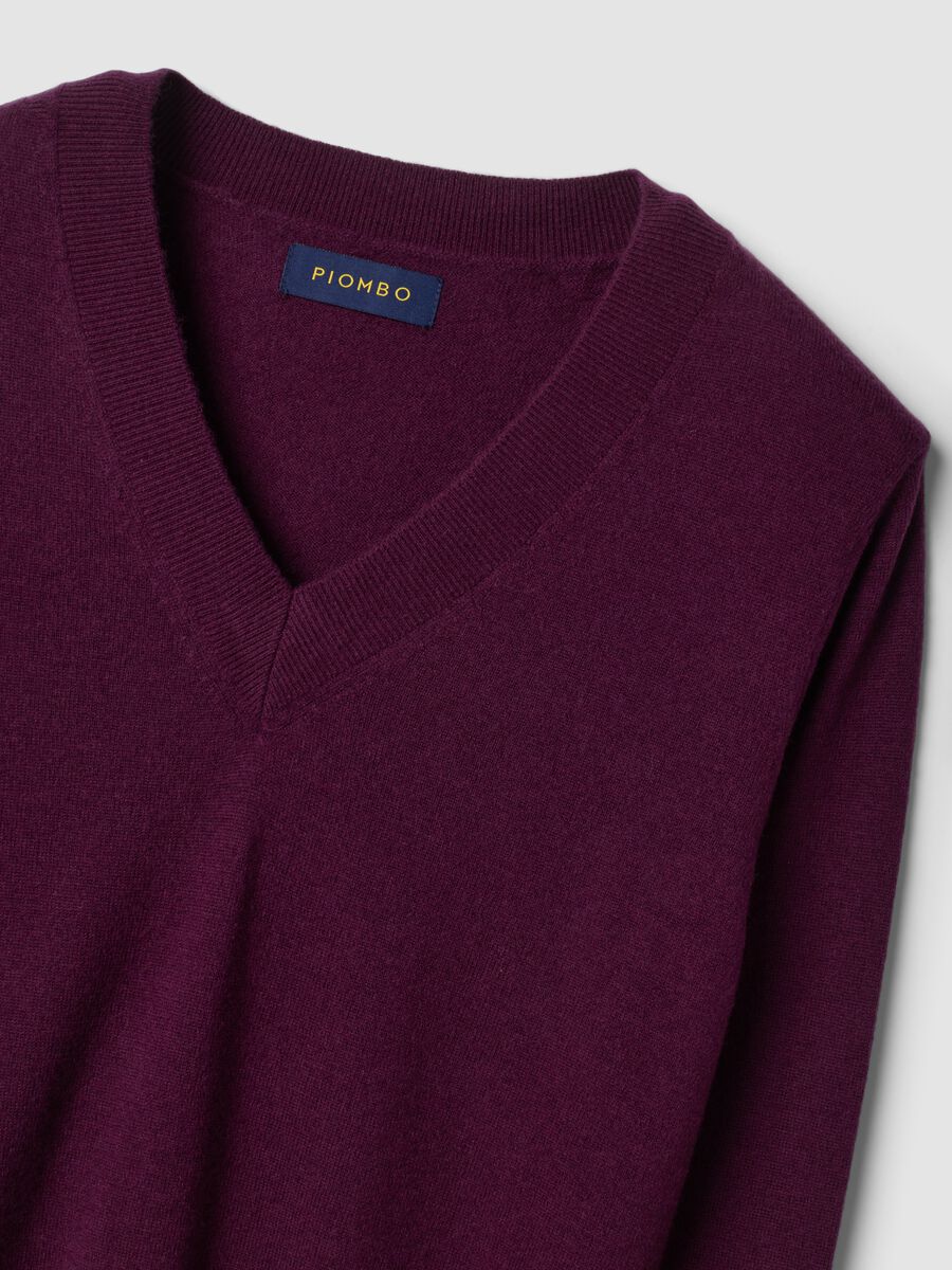 Maglia viola in pura lana con scollo profondo a V_1