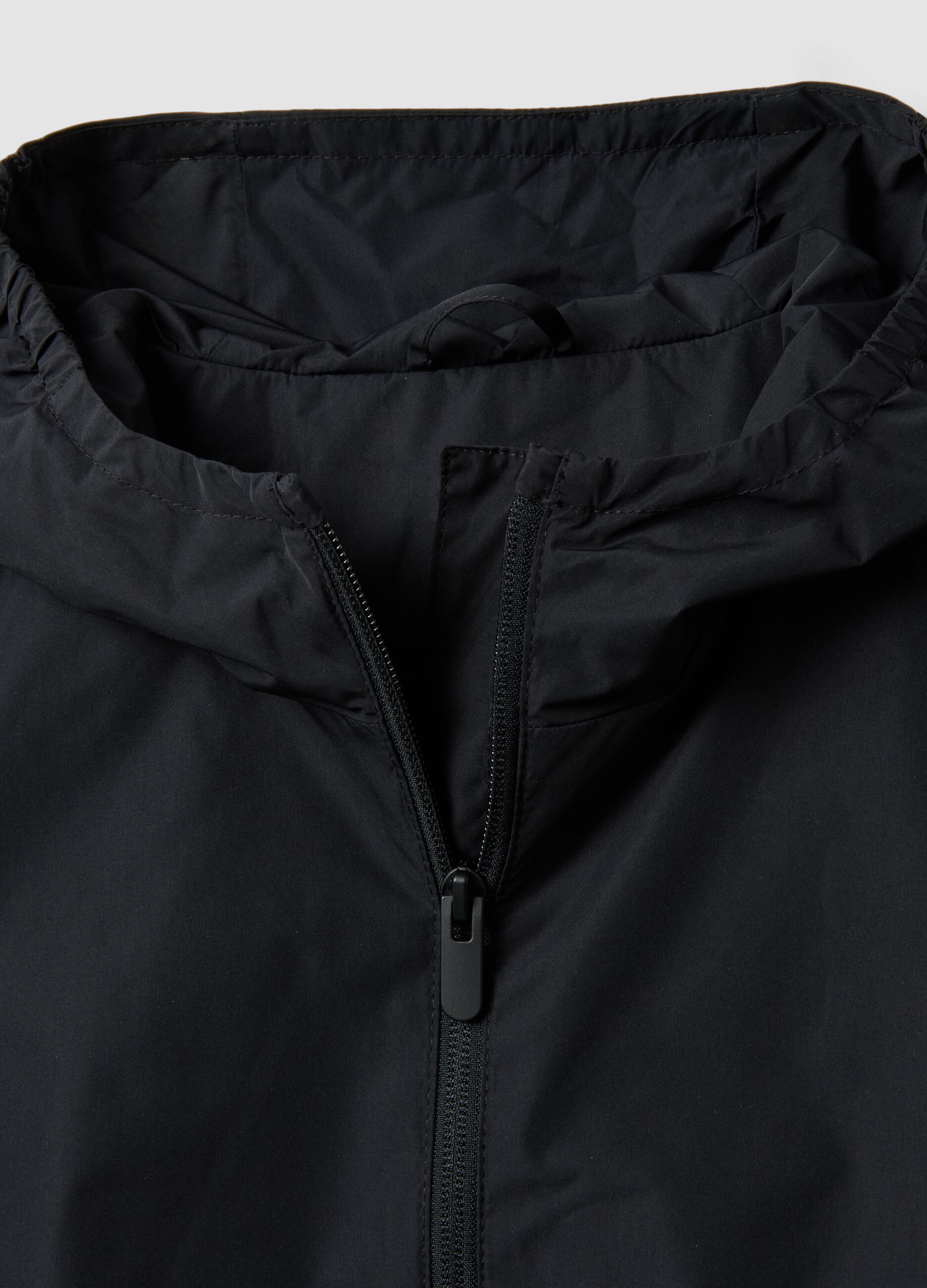 Black rain jacket with hood and zip for girls