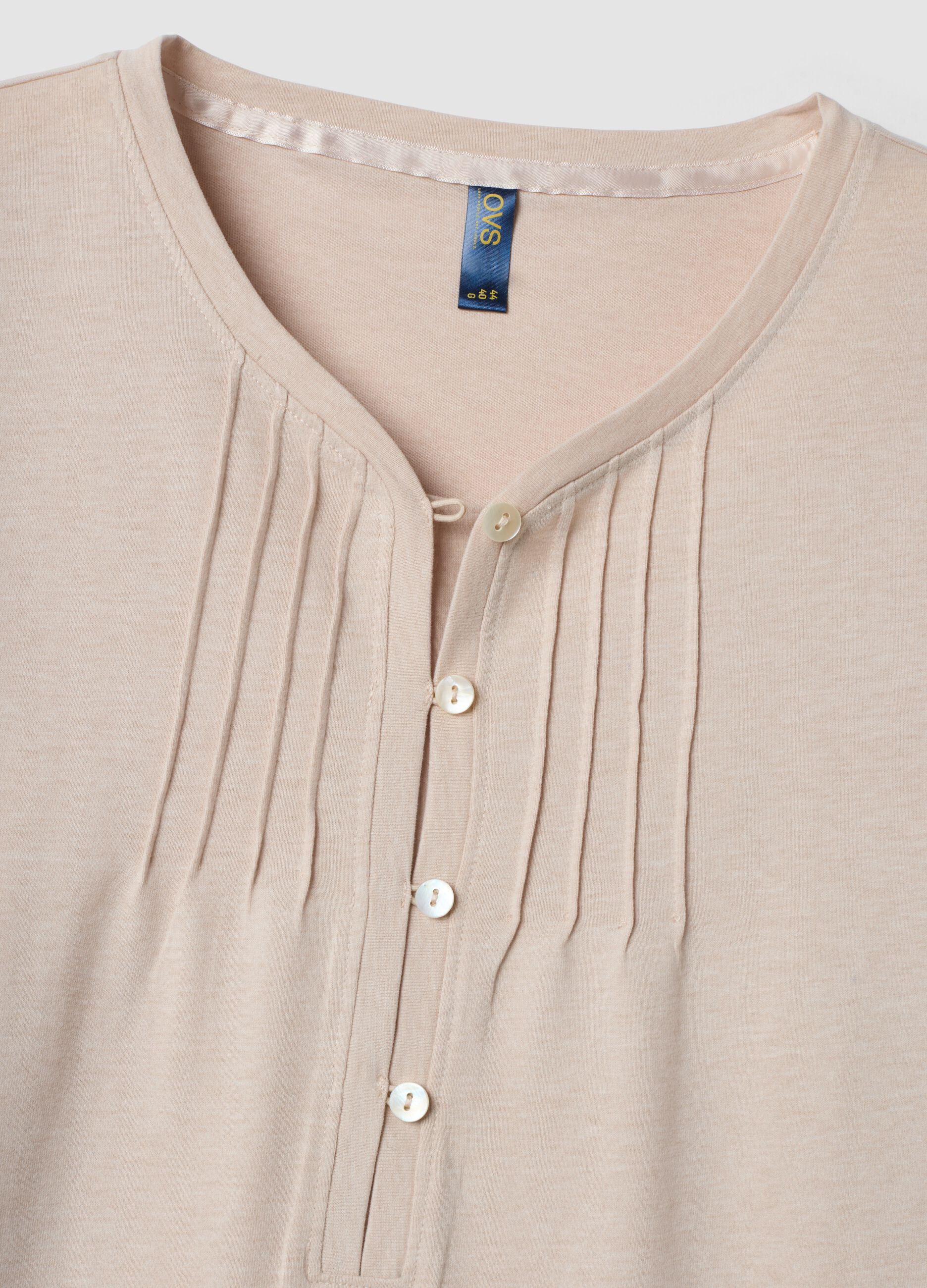 Camicia da notte beige in misto cotone organico con scollo a V