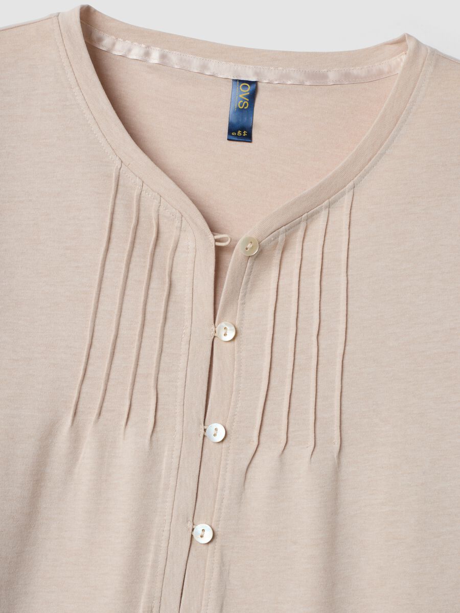 Camicia da notte beige in misto cotone organico con scollo a V_1