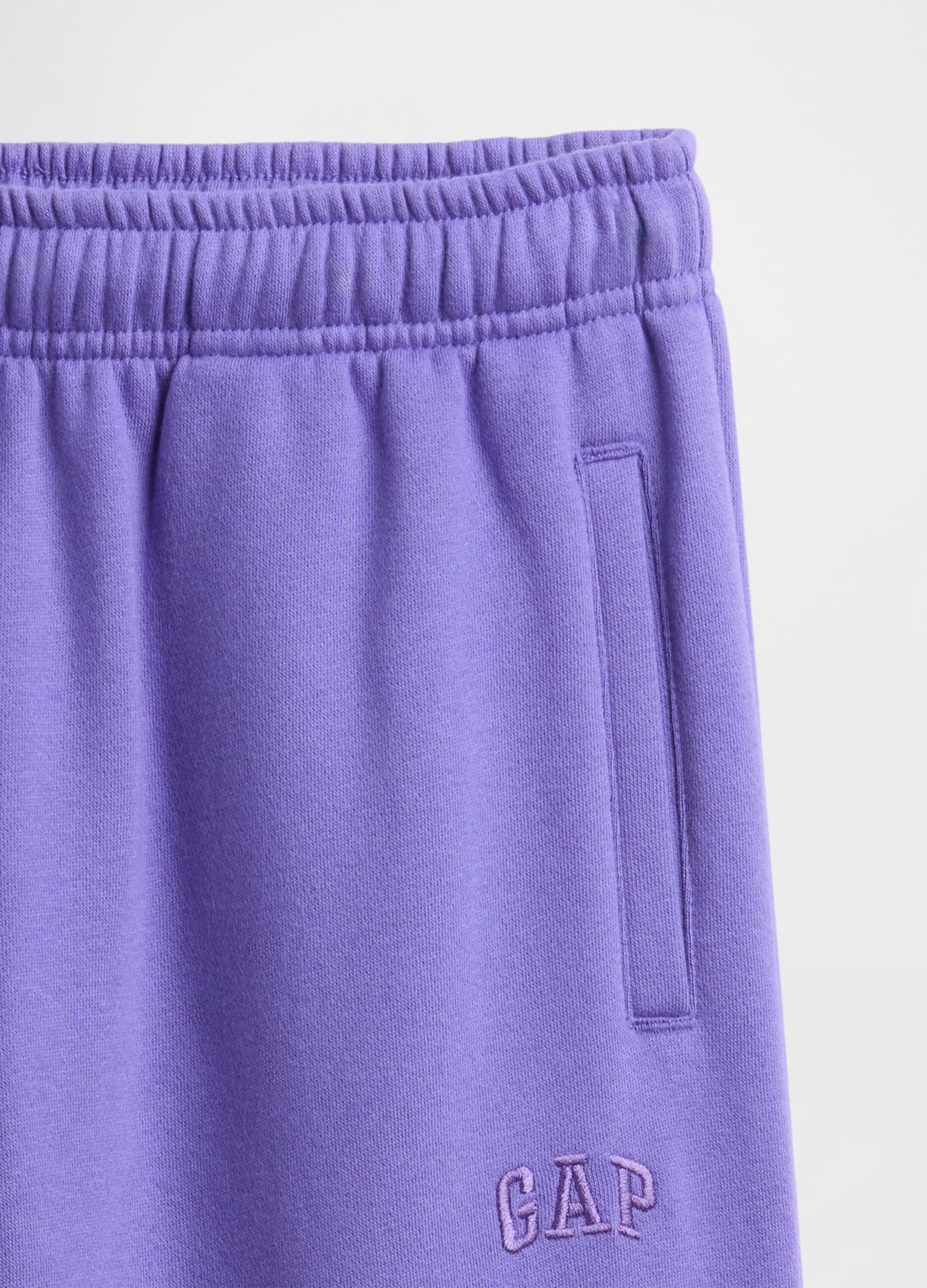 بنطال رياضي بشعار GAP