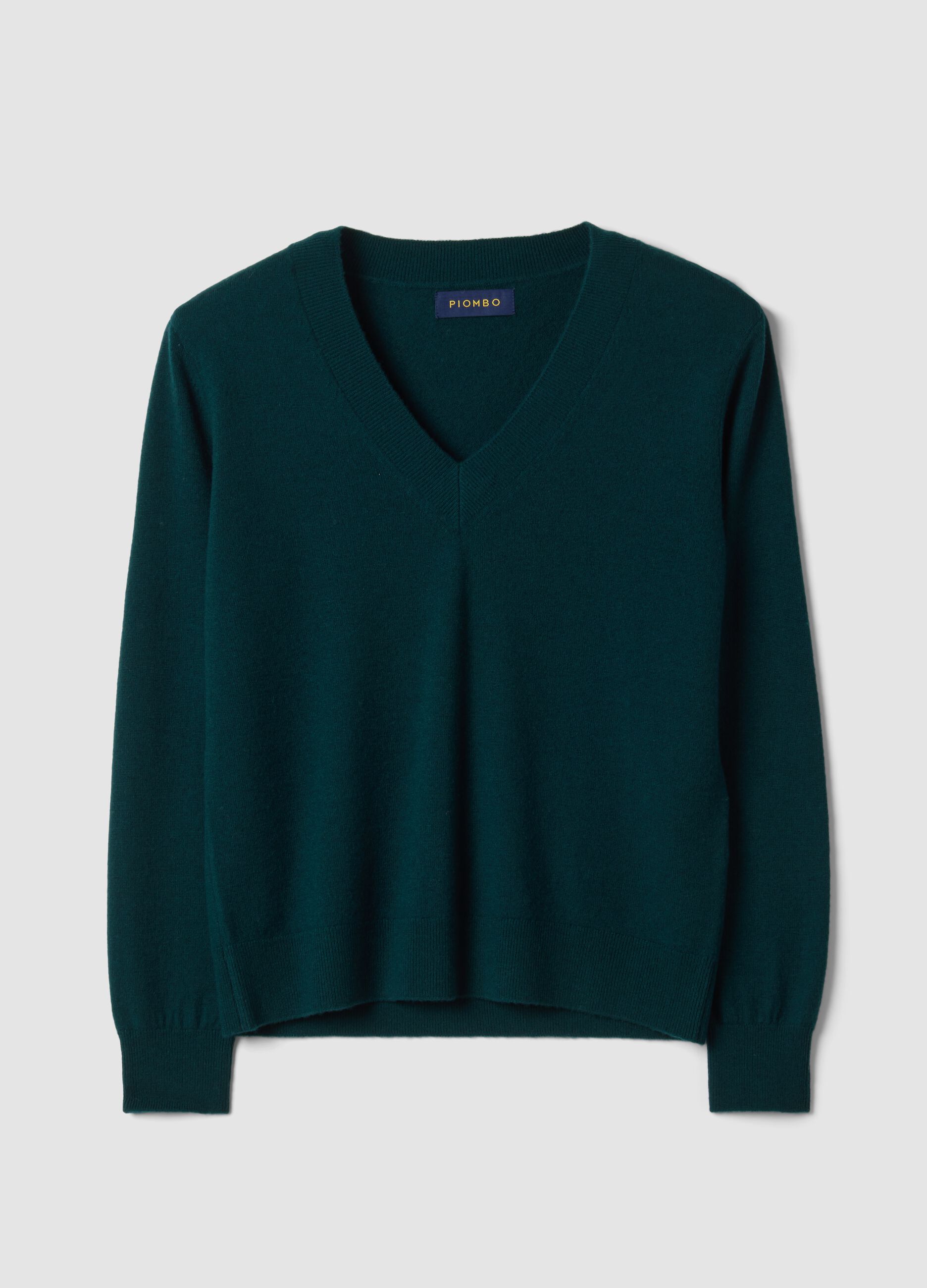 Maglia verde in pura lana con scollo profondo a V