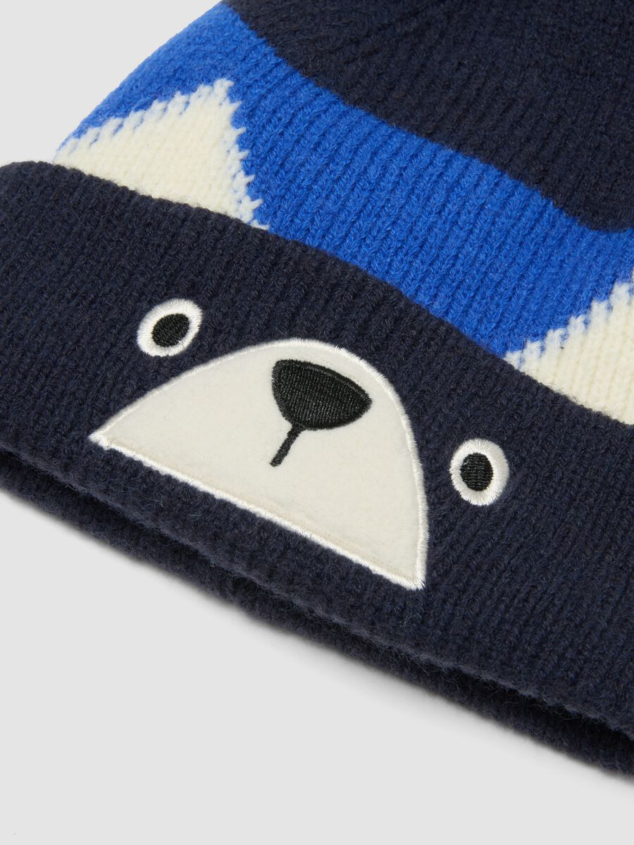 Blue knitted hat with pom-pom and animal motif_2