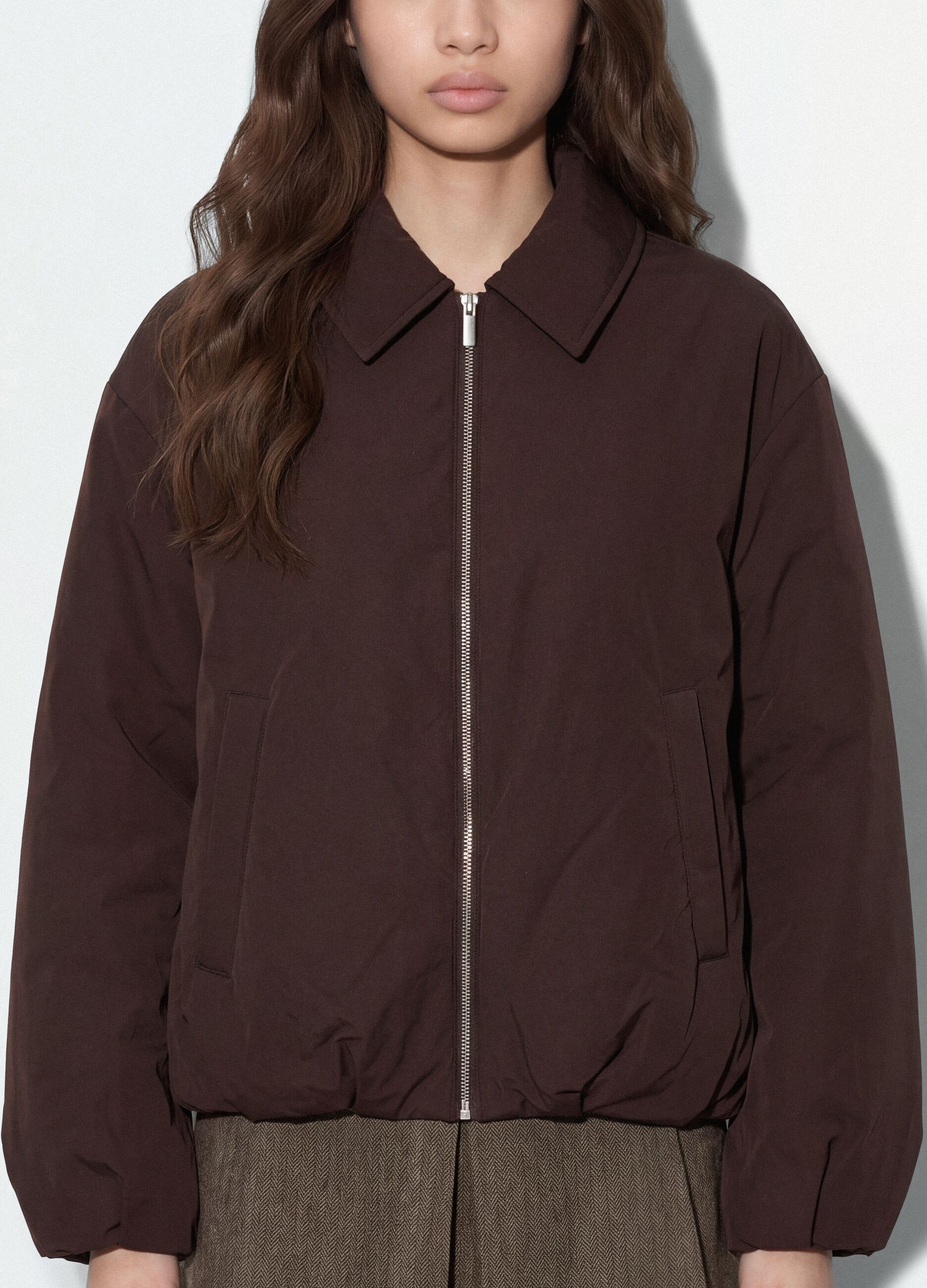 Giacca marrone regular fit con zip e collo ampio