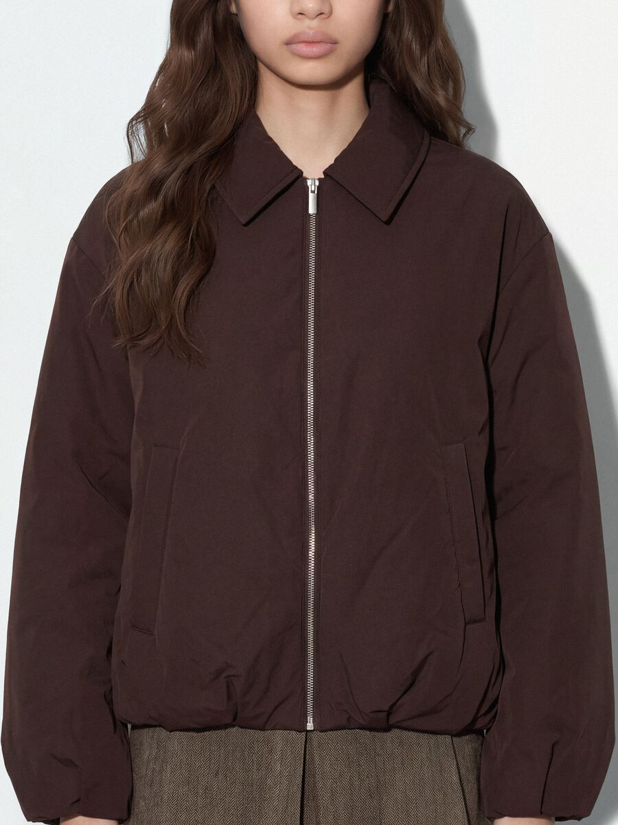 Giacca marrone regular fit con zip e collo ampio_2