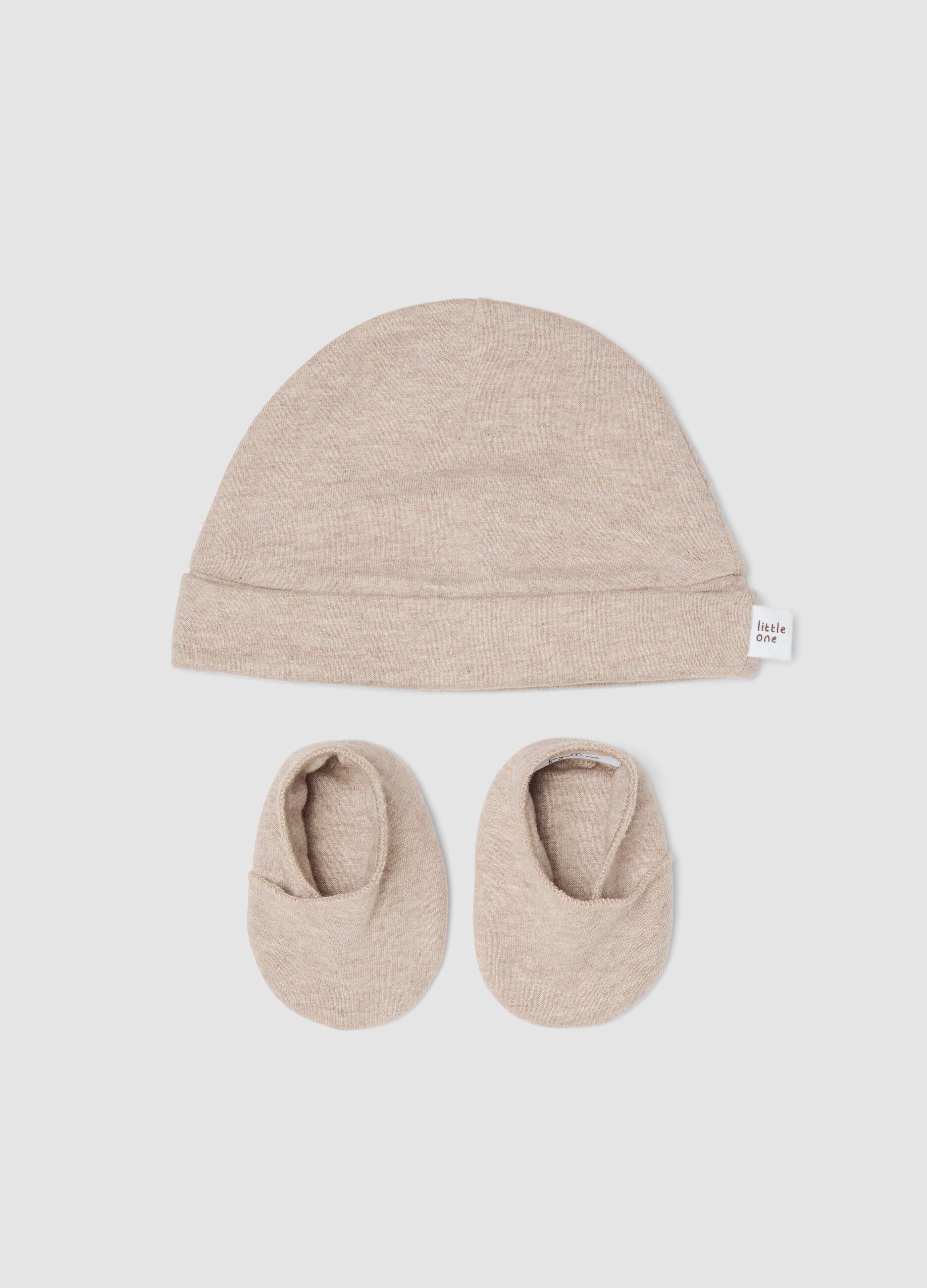 Set beige con cuffietta e scarpine neonato