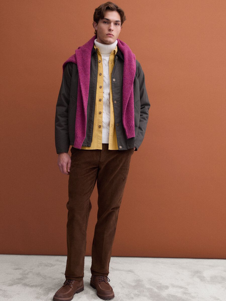 بنطال تشينو بني من قطن مطاطي مضلّع بقصّة عادية_0