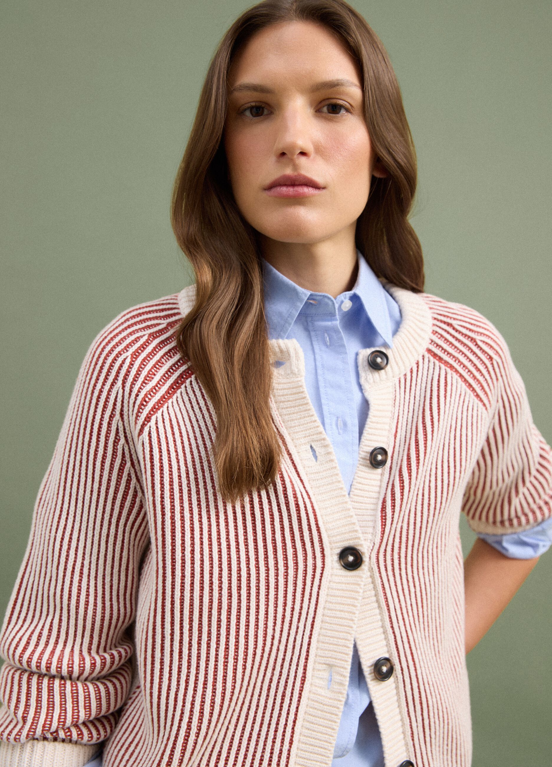 Cardigan bianco in puro cotone a coste con girocollo
