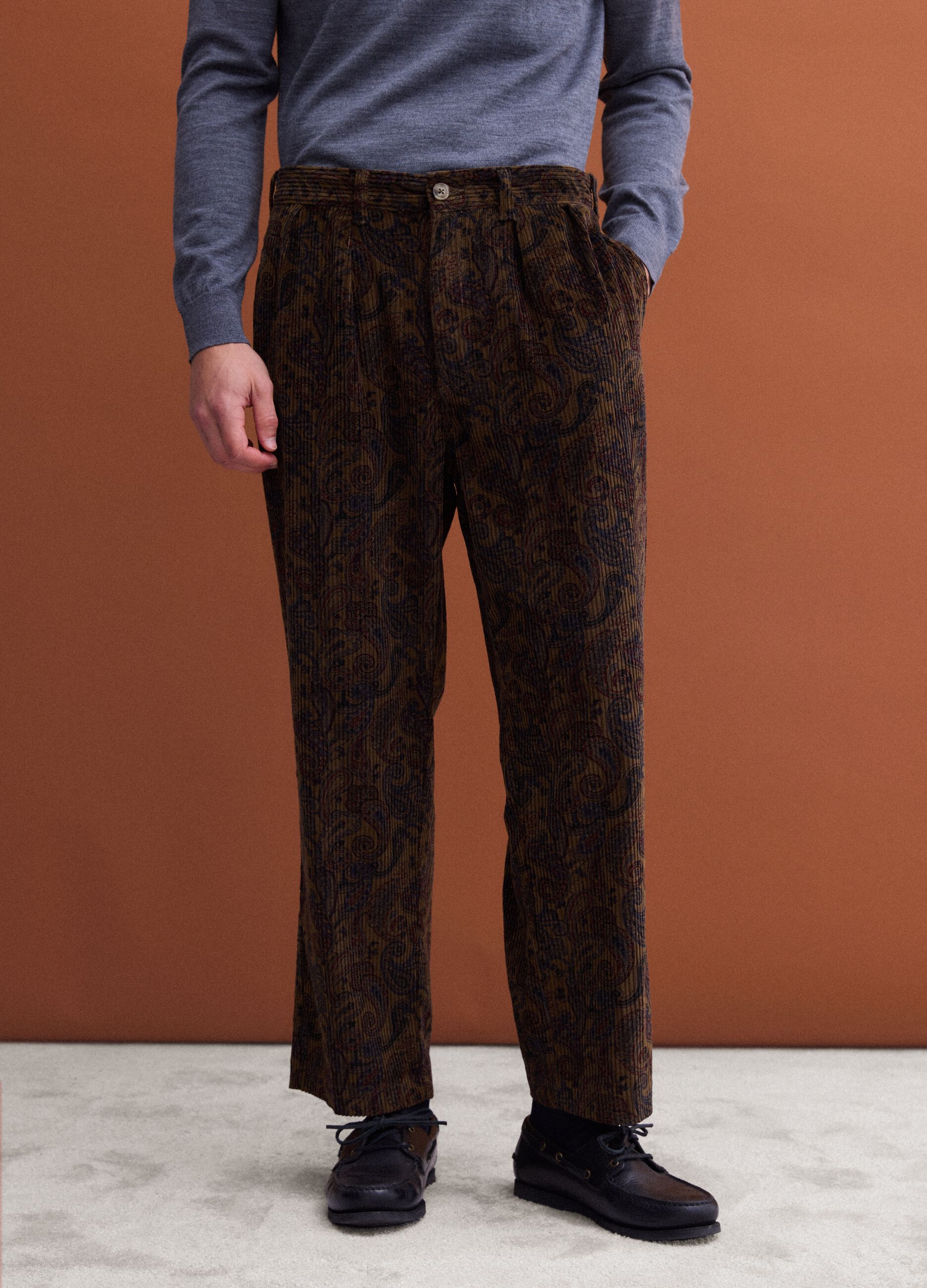 Pantaloni chino marroni in puro cotone con stampa paisley baggy fit