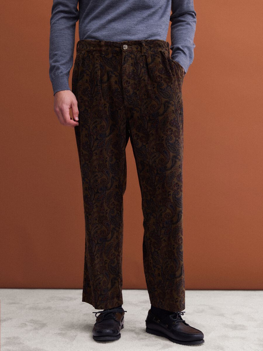 Pantaloni chino marroni in puro cotone con stampa paisley baggy fit_1
