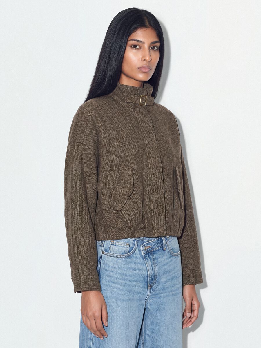Giacca marrone regular con zip e fantasia spigata_1