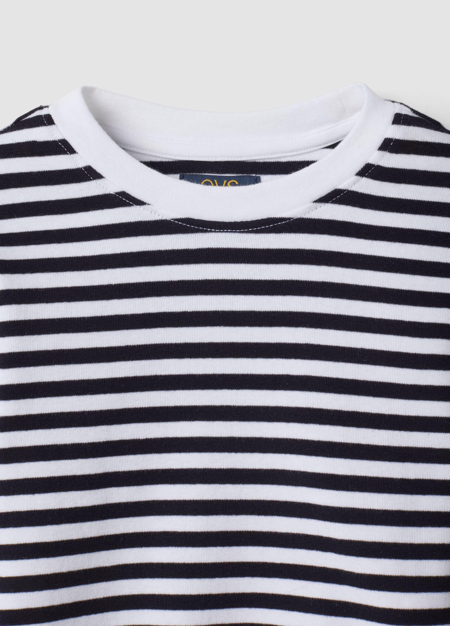 T-shirt nera a righe in cotone organico elasticizzato girocollo