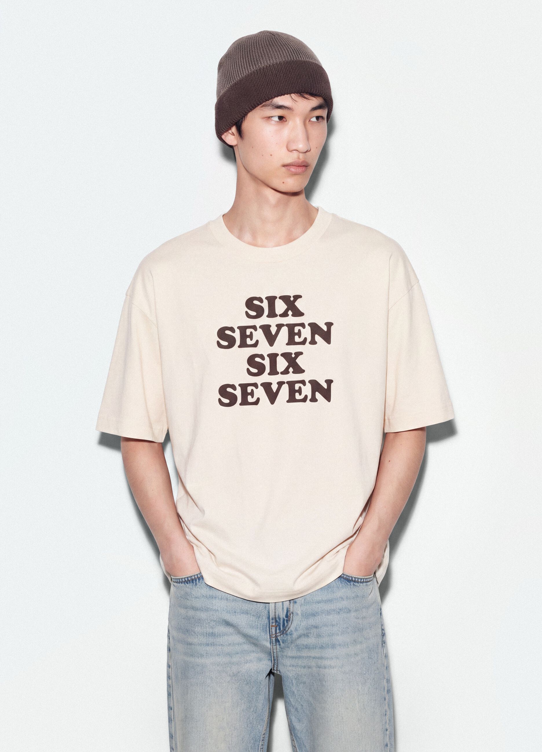 تيشيرت أبيض من قطن خالص بطباعة أمامية Six Seven بقصّة بوكسية
