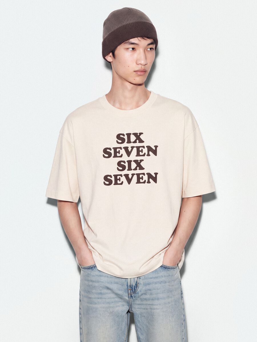 تيشيرت أبيض من قطن خالص بطباعة أمامية Six Seven بقصّة بوكسية_0