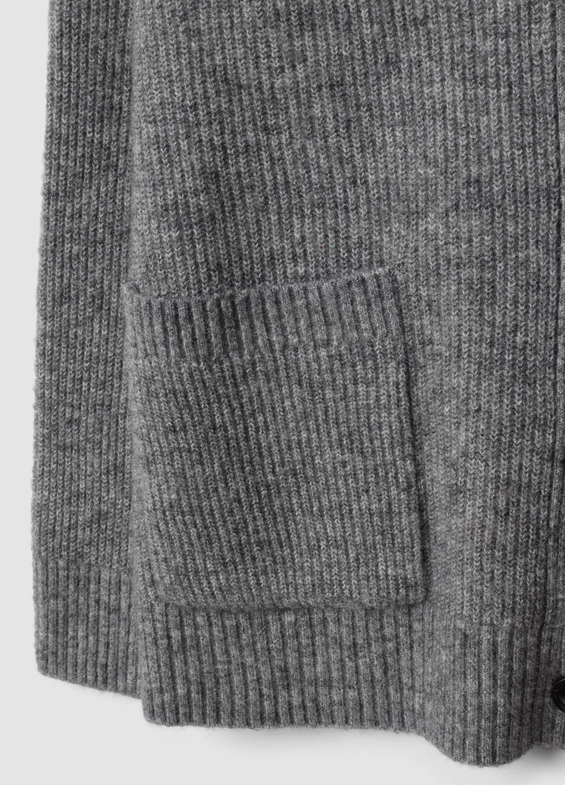Cardigan grigio in tessuto elasticizzato con scollo profondo a V