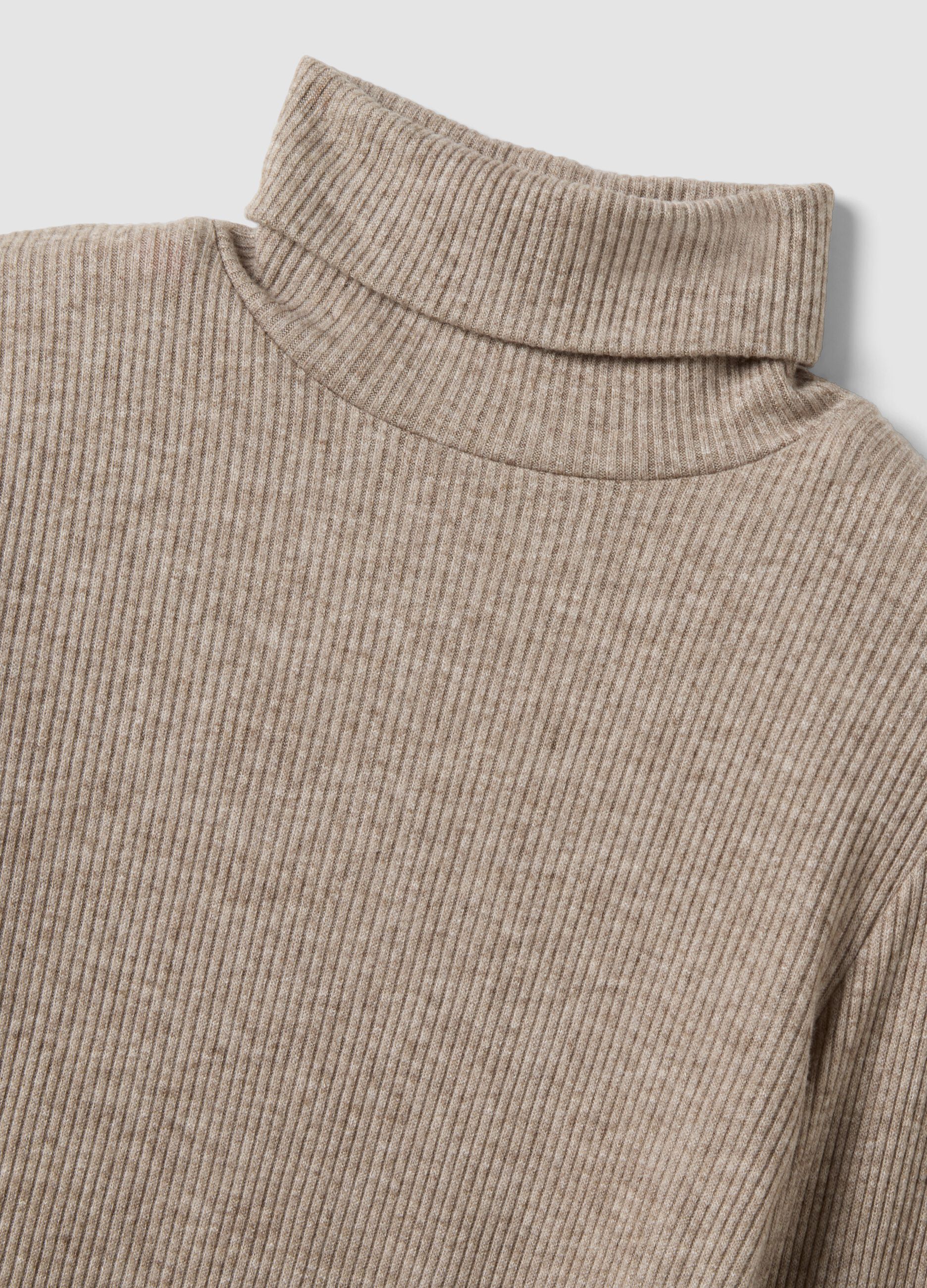 Maglia beige in misto viscosa a costine con girocollo
