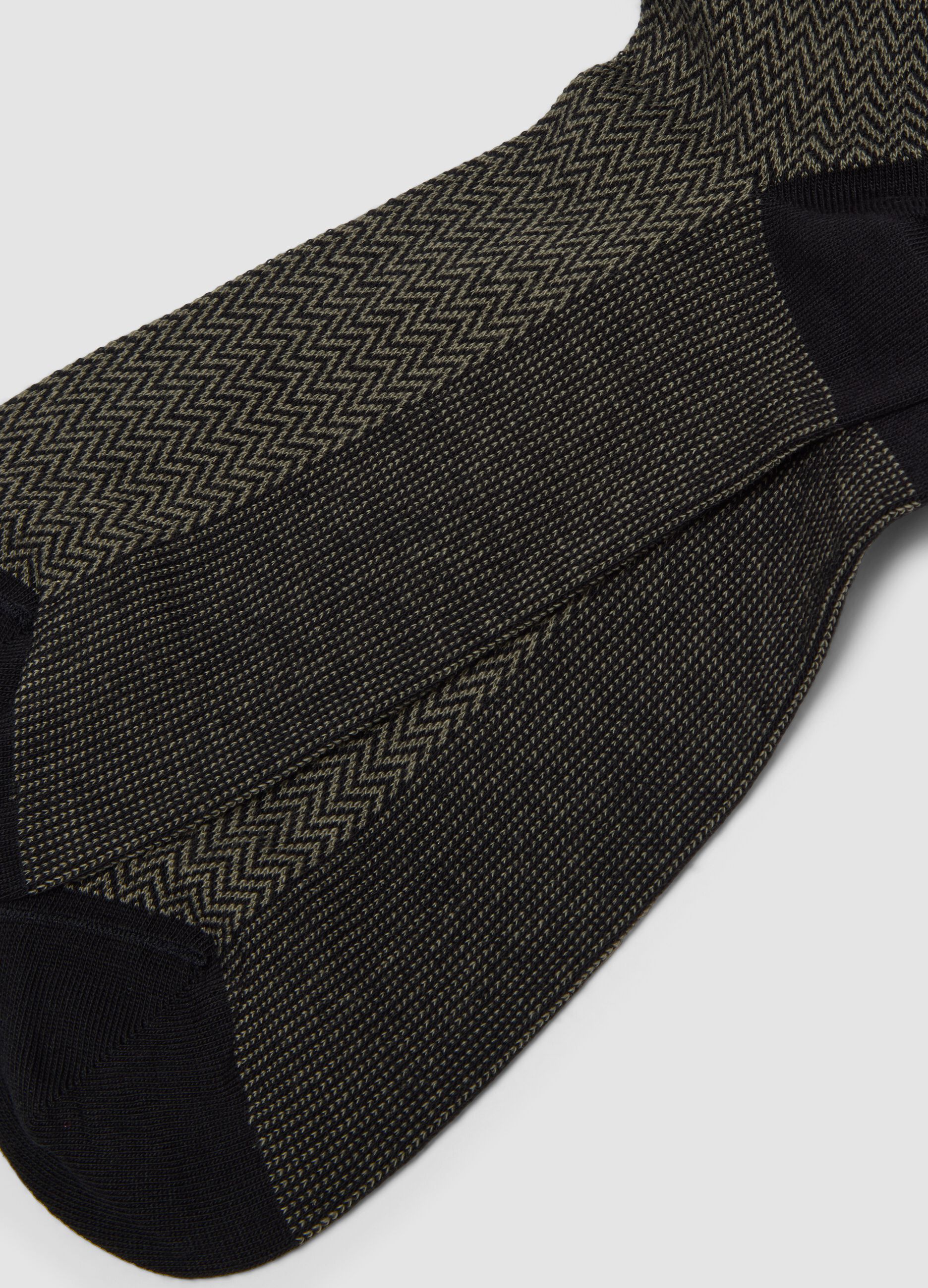 Men&rsquo;s black long socks in stretch cotton with zigzag pattern