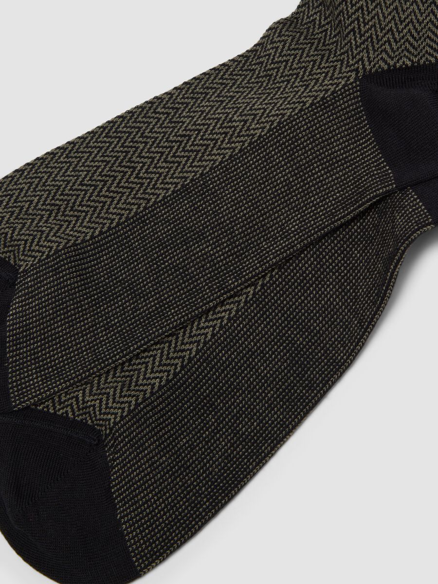 Men&rsquo;s black long socks in stretch cotton with zigzag pattern_2