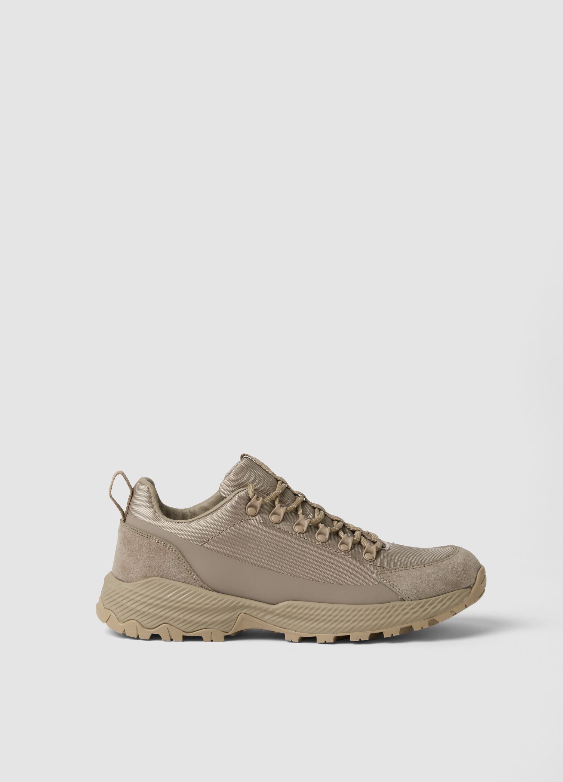 Sneakers beige basse con suola carrarmato