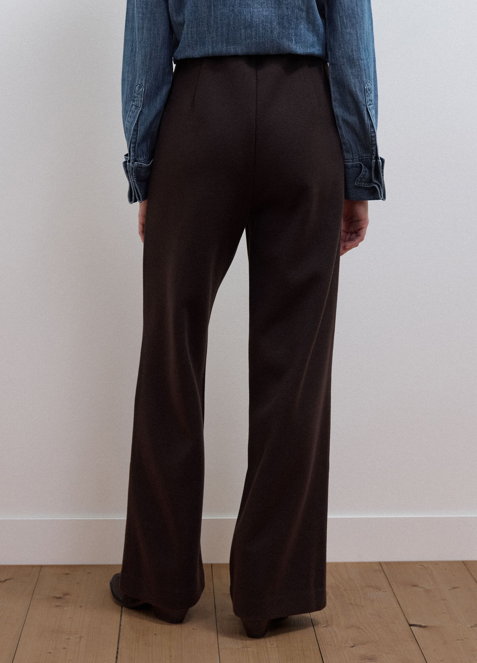 بنطال أنيق باللون البني من مزيج الفيسكوز بقصّة فضفاضة