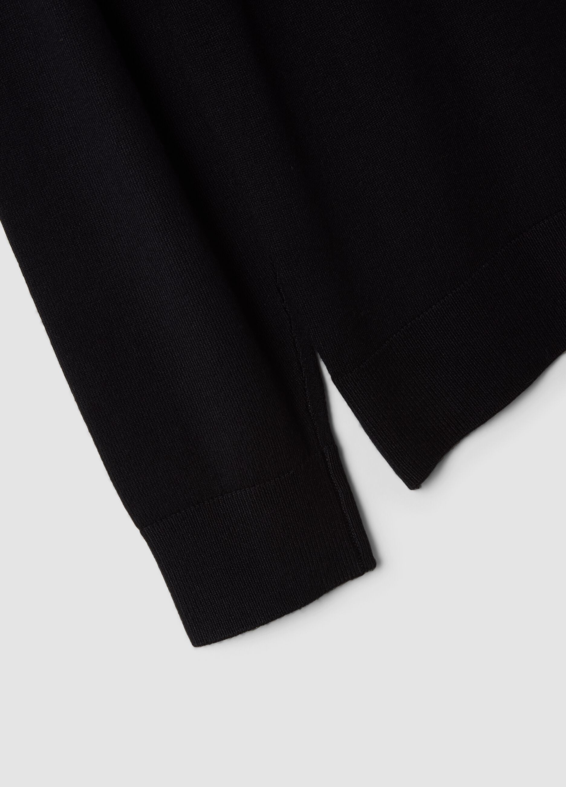 Maglia nera in misto viscosa a Dolcevita
