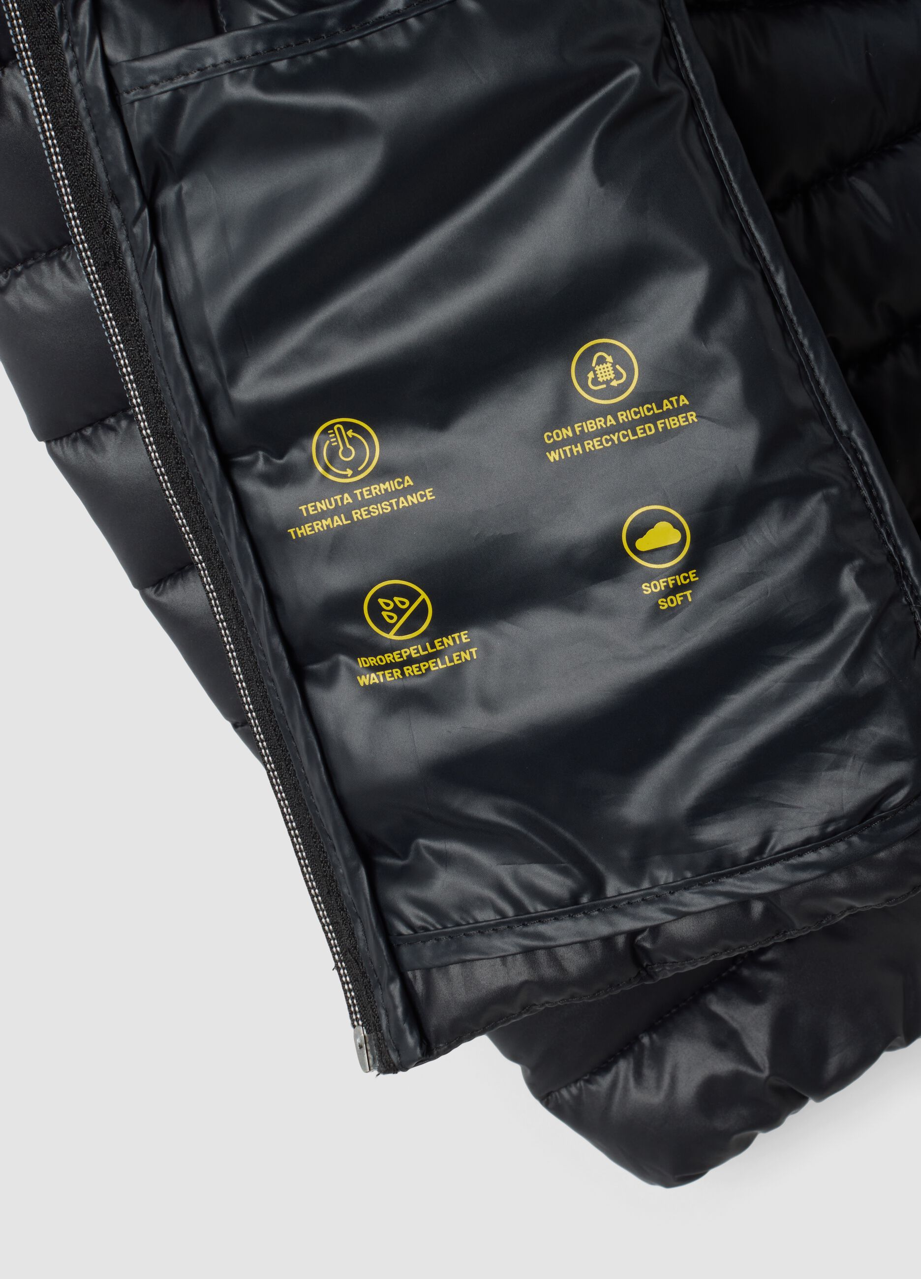 جاكيت Ultralight مبطن باللون الأسود بقبعة وسحّاب للبنات