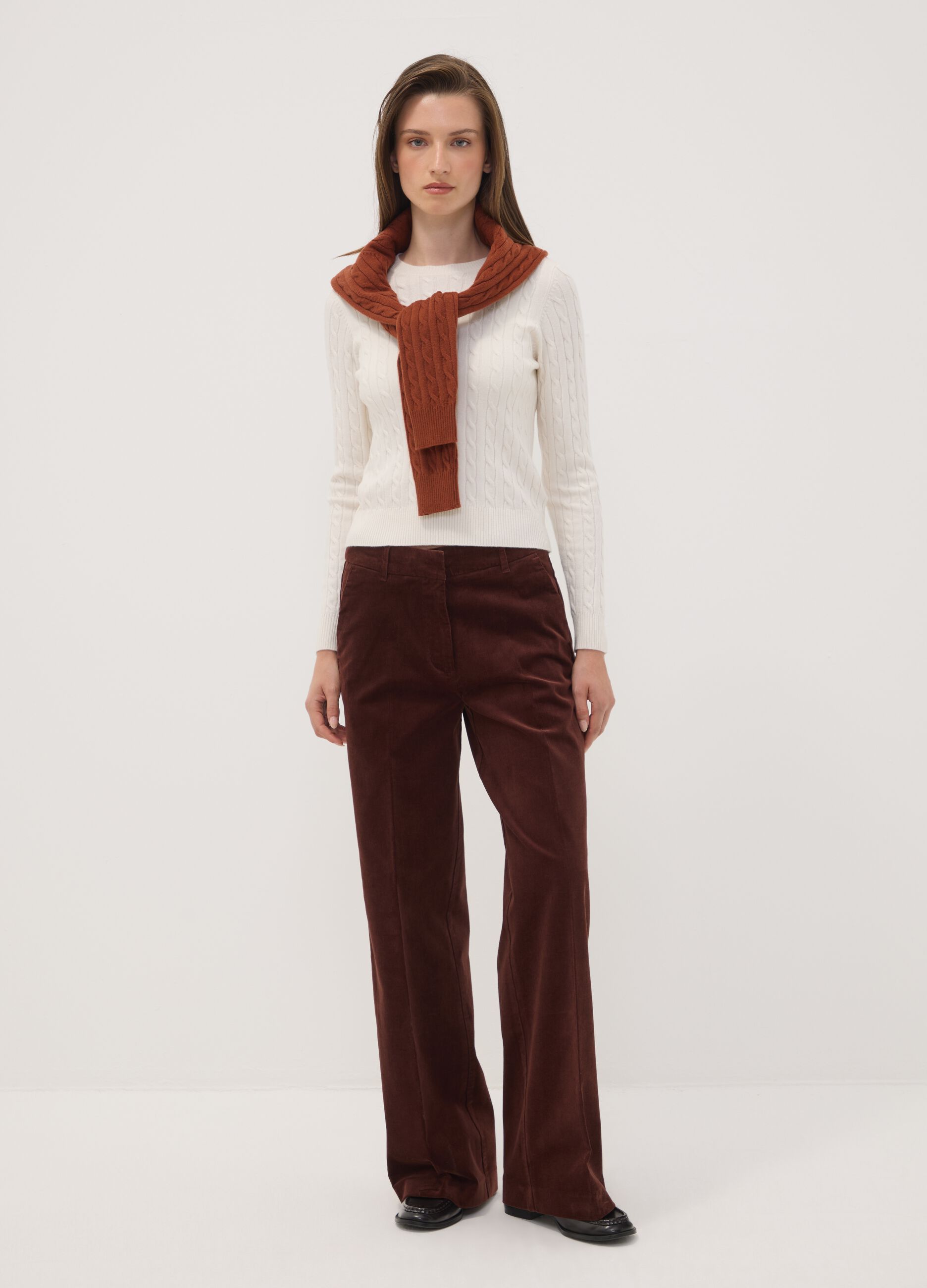 بنطال The Iconic Pants بني من قطن مطاطي مضلّع بقصّة مستقيمة