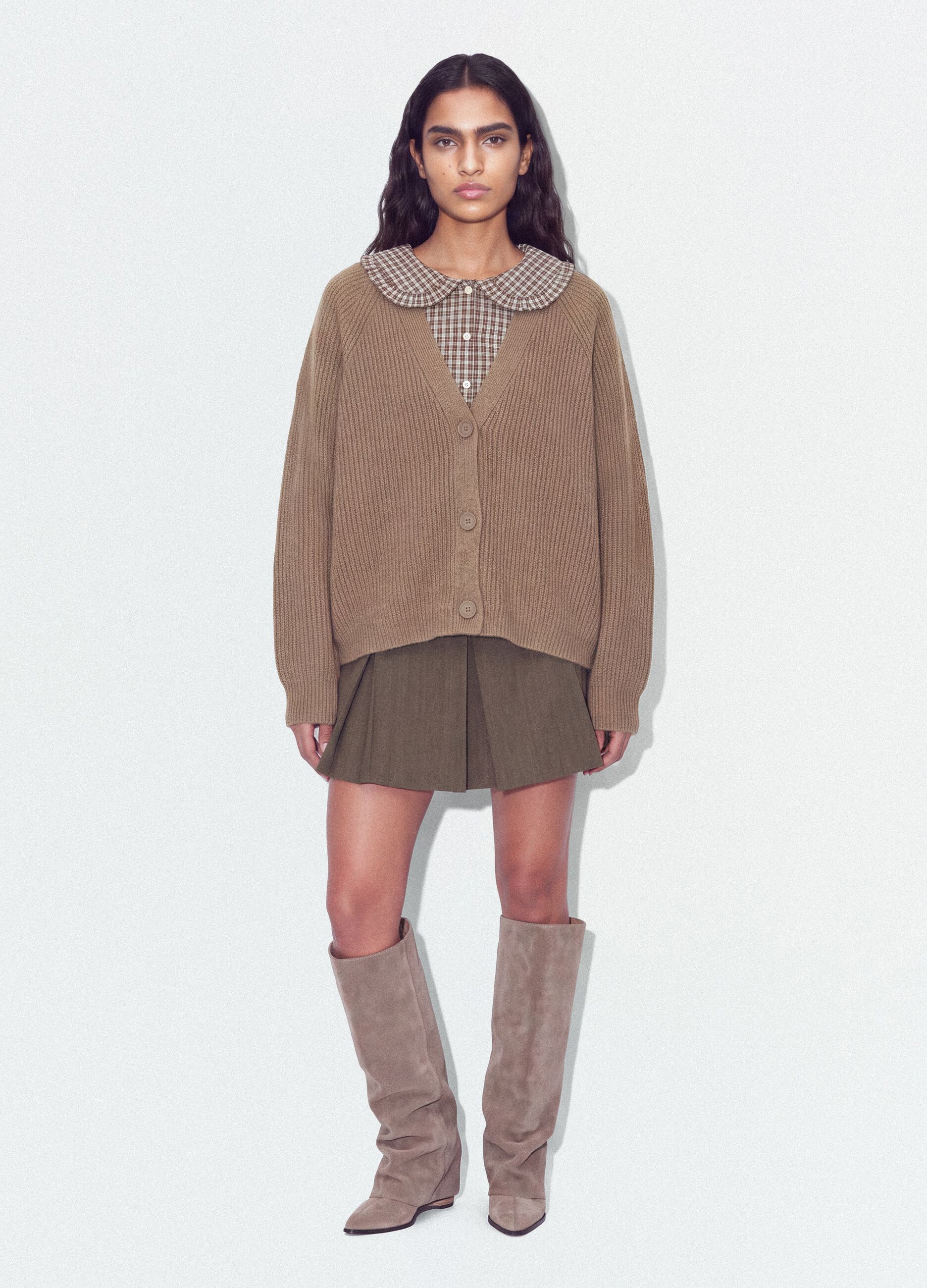 Cardigan marrone in lana elasticizzata con scollo profondo a V over fit