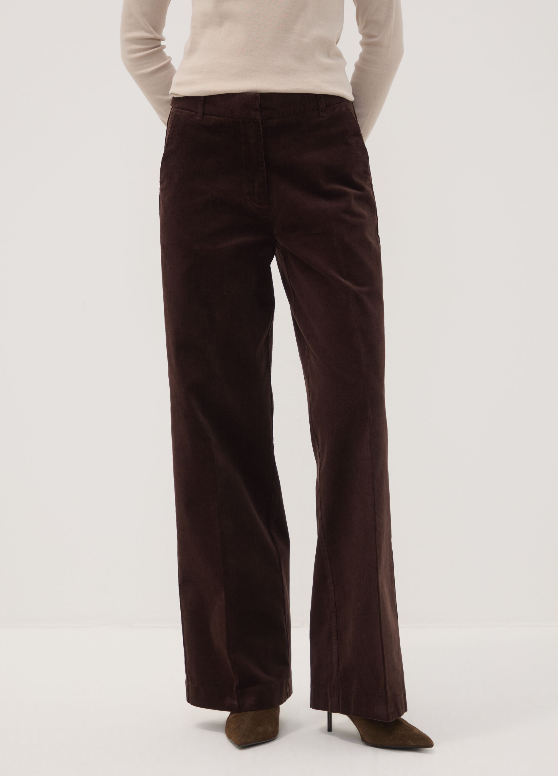 بنطال The Iconic Pants بني من قطن مطاطي مضلّع بقصّة مستقيمة