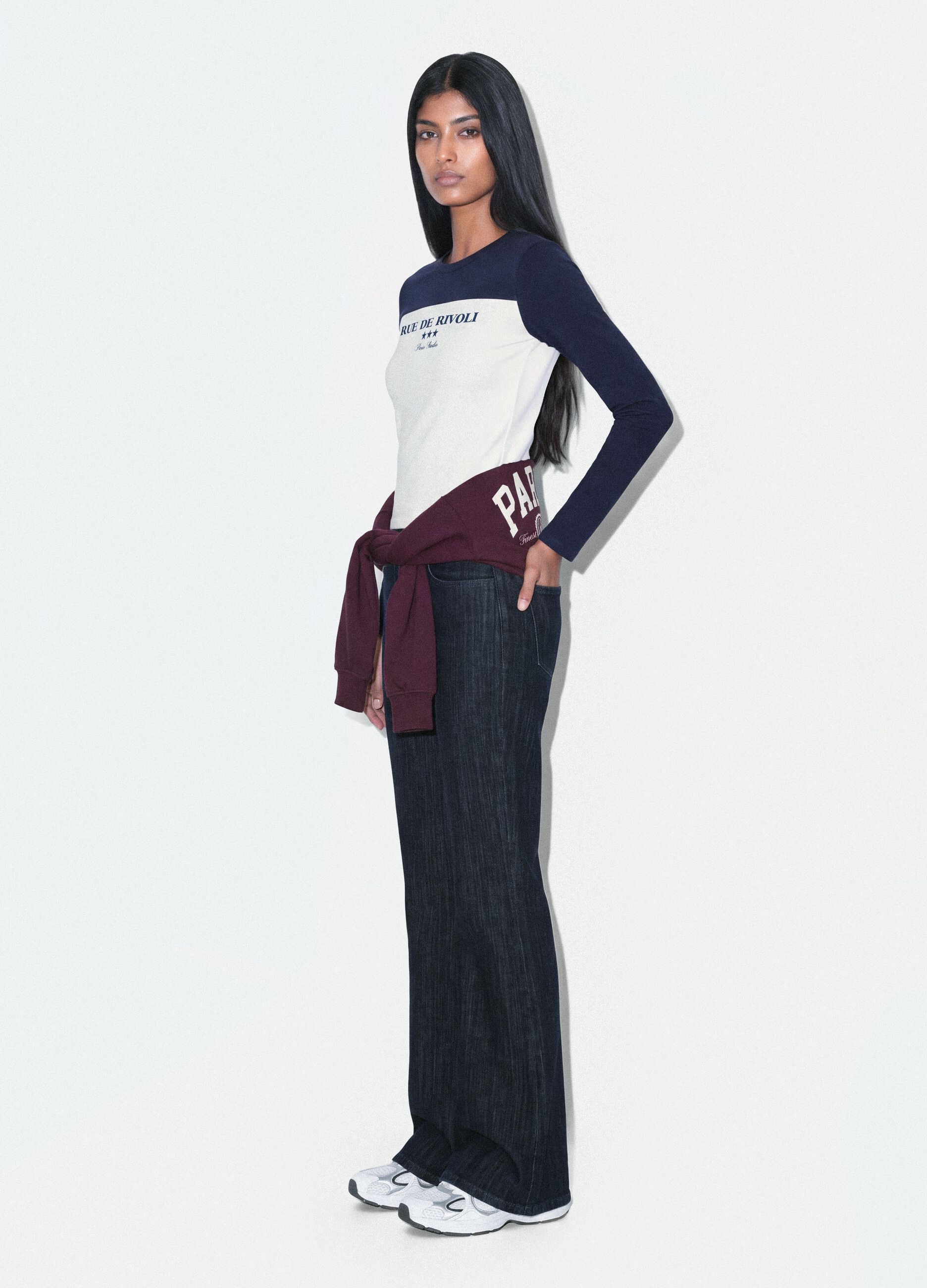 T-shirt bianca e blu in cotone elasticizzato con stampa frontale