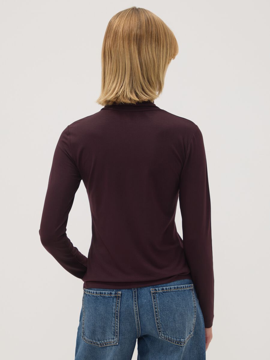 Purple stretch viscose top with raised collar, regular fit_3