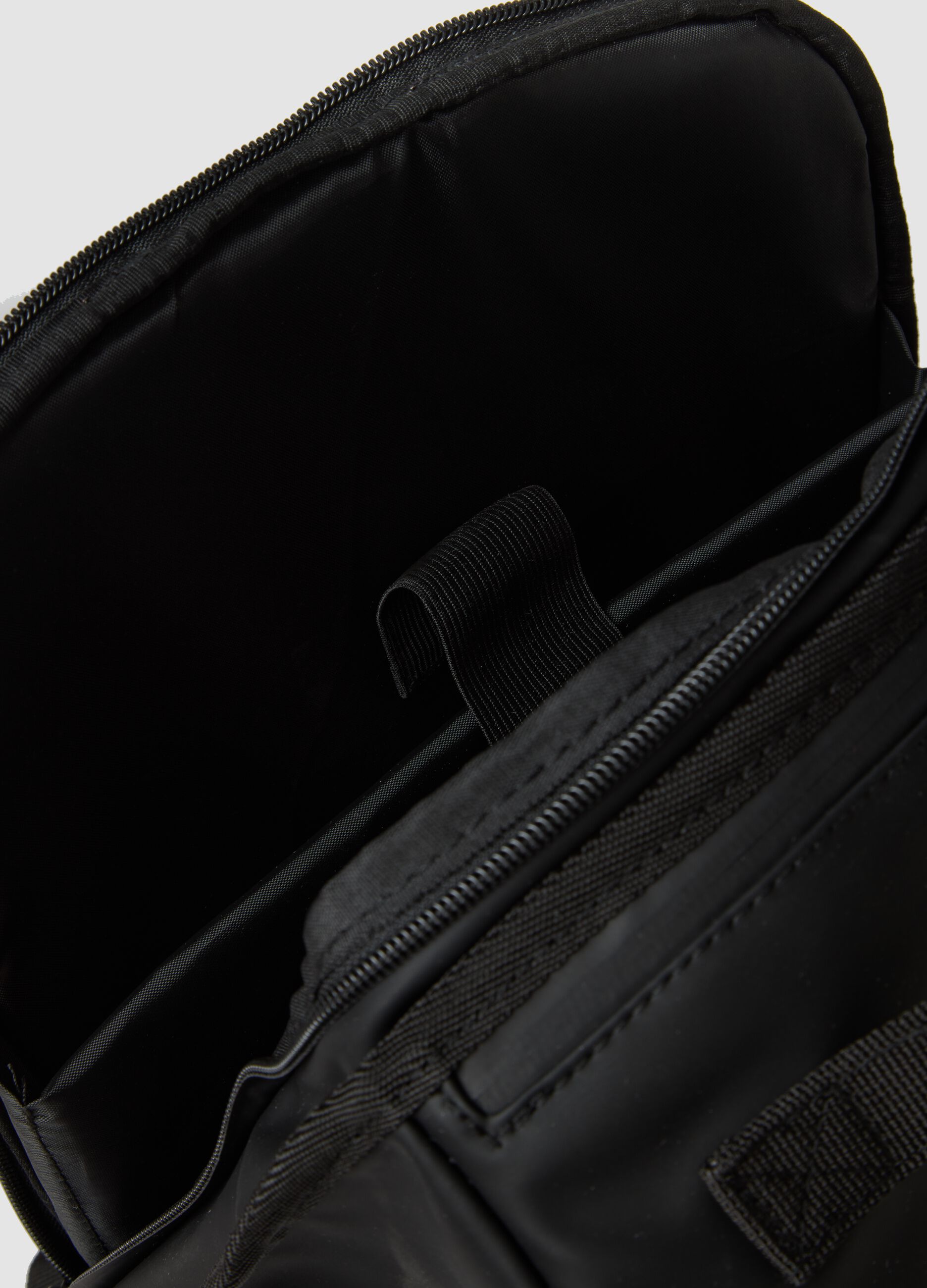 Zaino antifurto nero con scomparto interno e zip idrorepellente